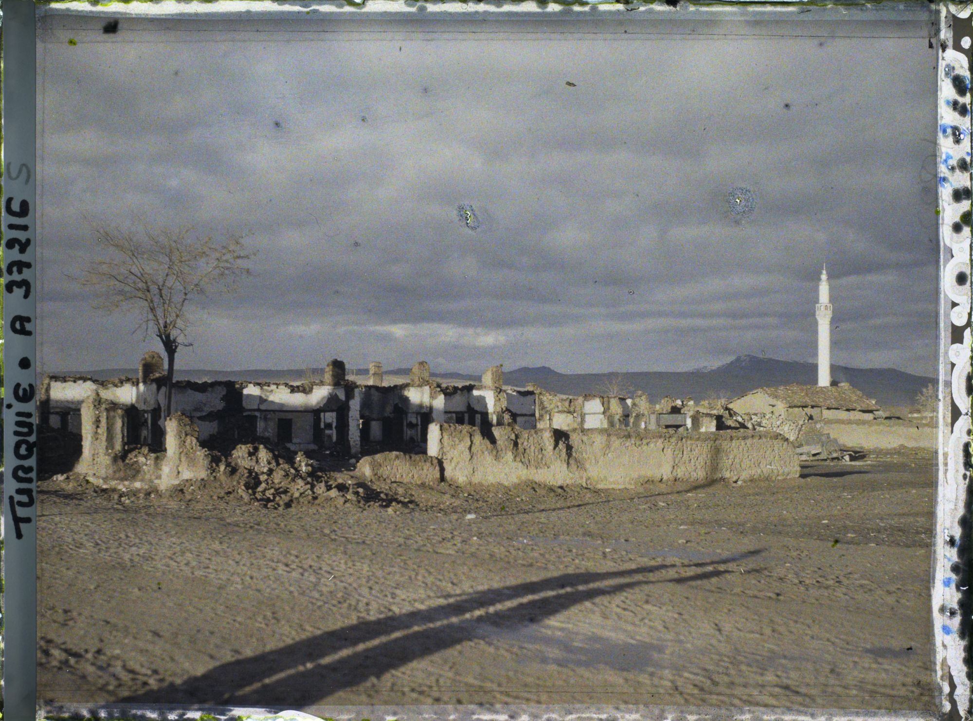 Image représentant Quartier en ruines au soleil couchant