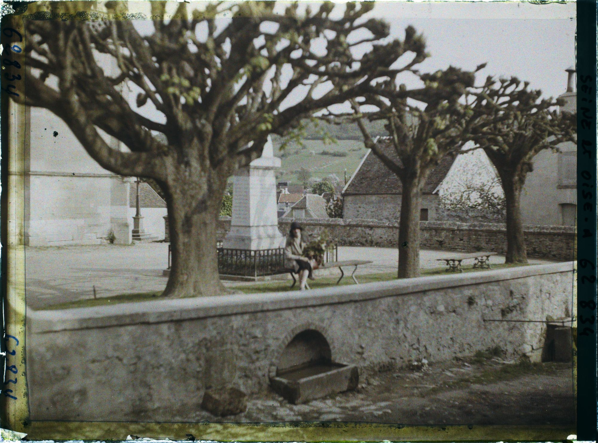Image représentant Ile de France, Vetheuil, La Place de l'Eglise