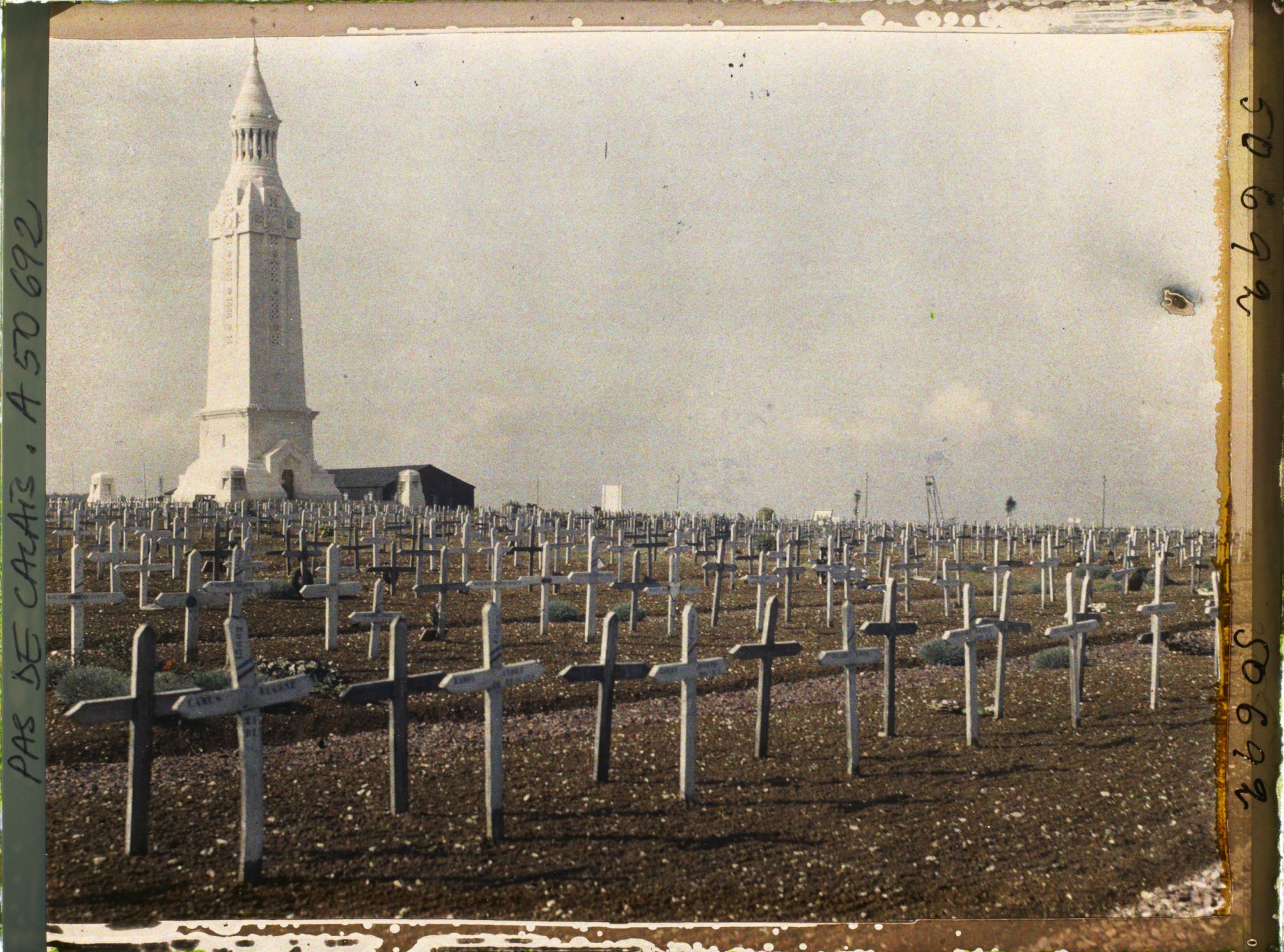 Image représentant France, N.D de Lorette, Le Cimetière et le Monumt aux morts autre aspect