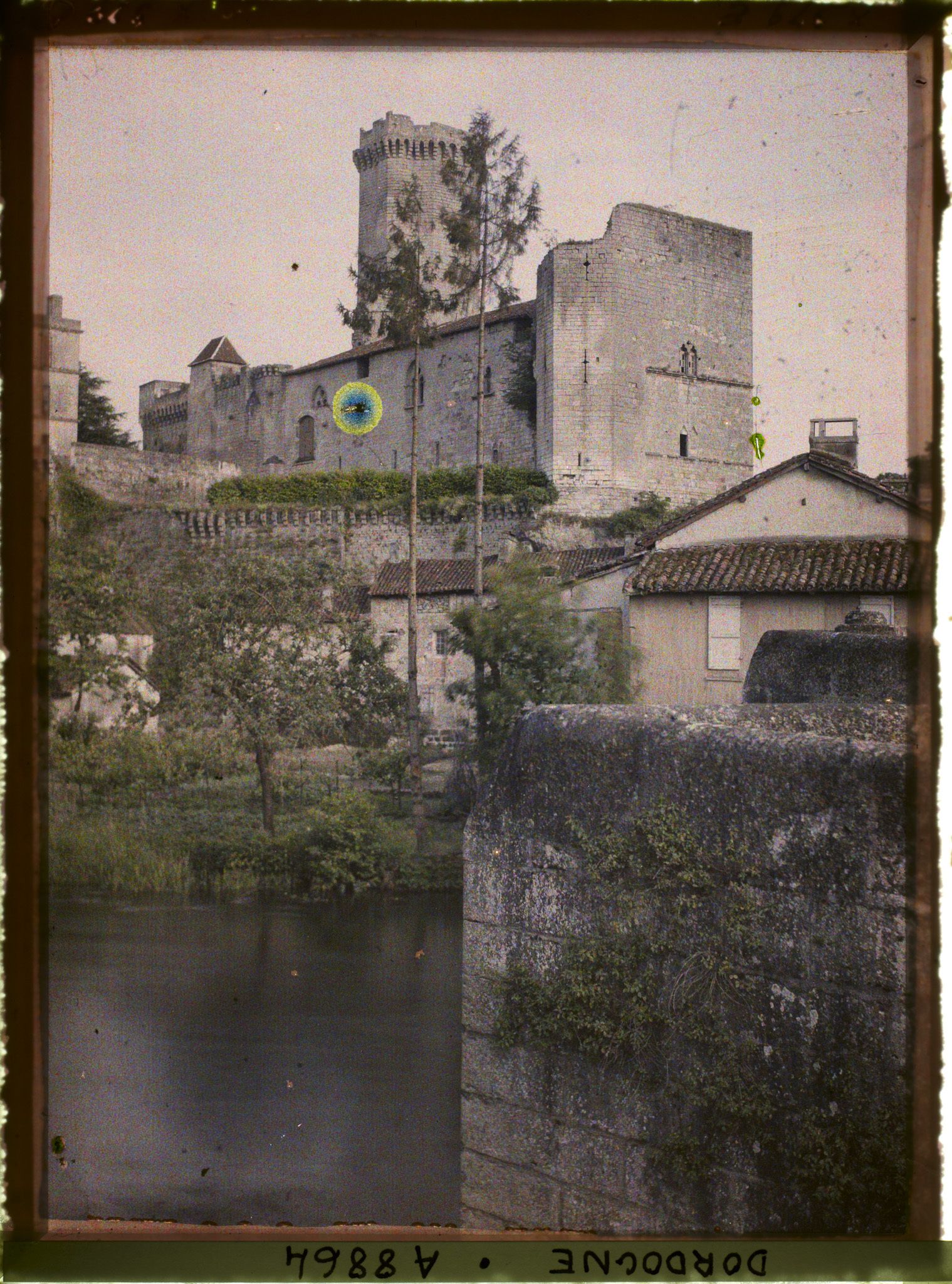 Image représentant France, Bourdeilles, Les indentations d'amont du pont gothique et la tour du château du 14e siècle
