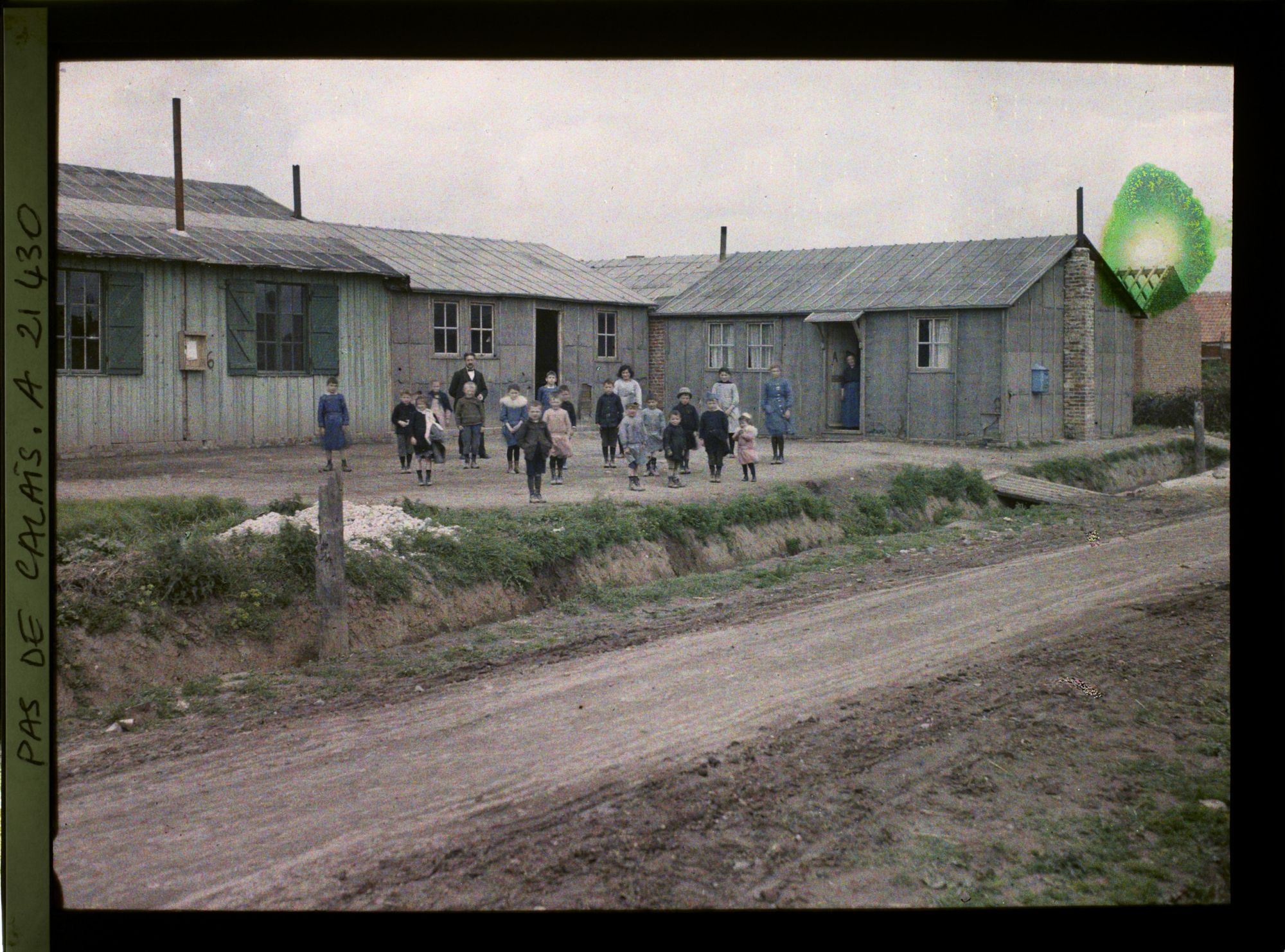 Image représentant France, Givenchy, L'Ecole