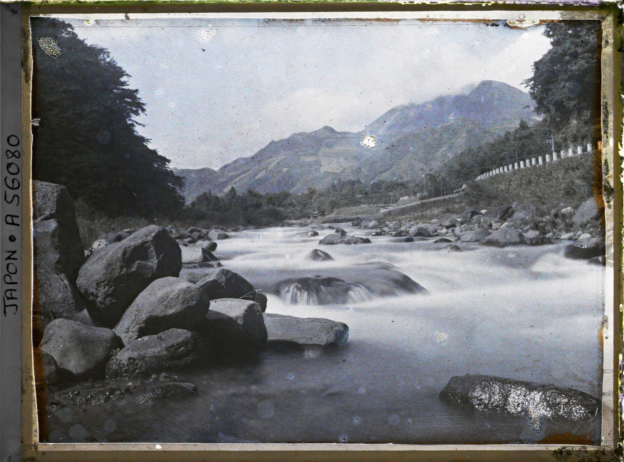 Image représentant La Daiyagawa (rivière Daiya) et le Nantaisan (Mont Nantai)