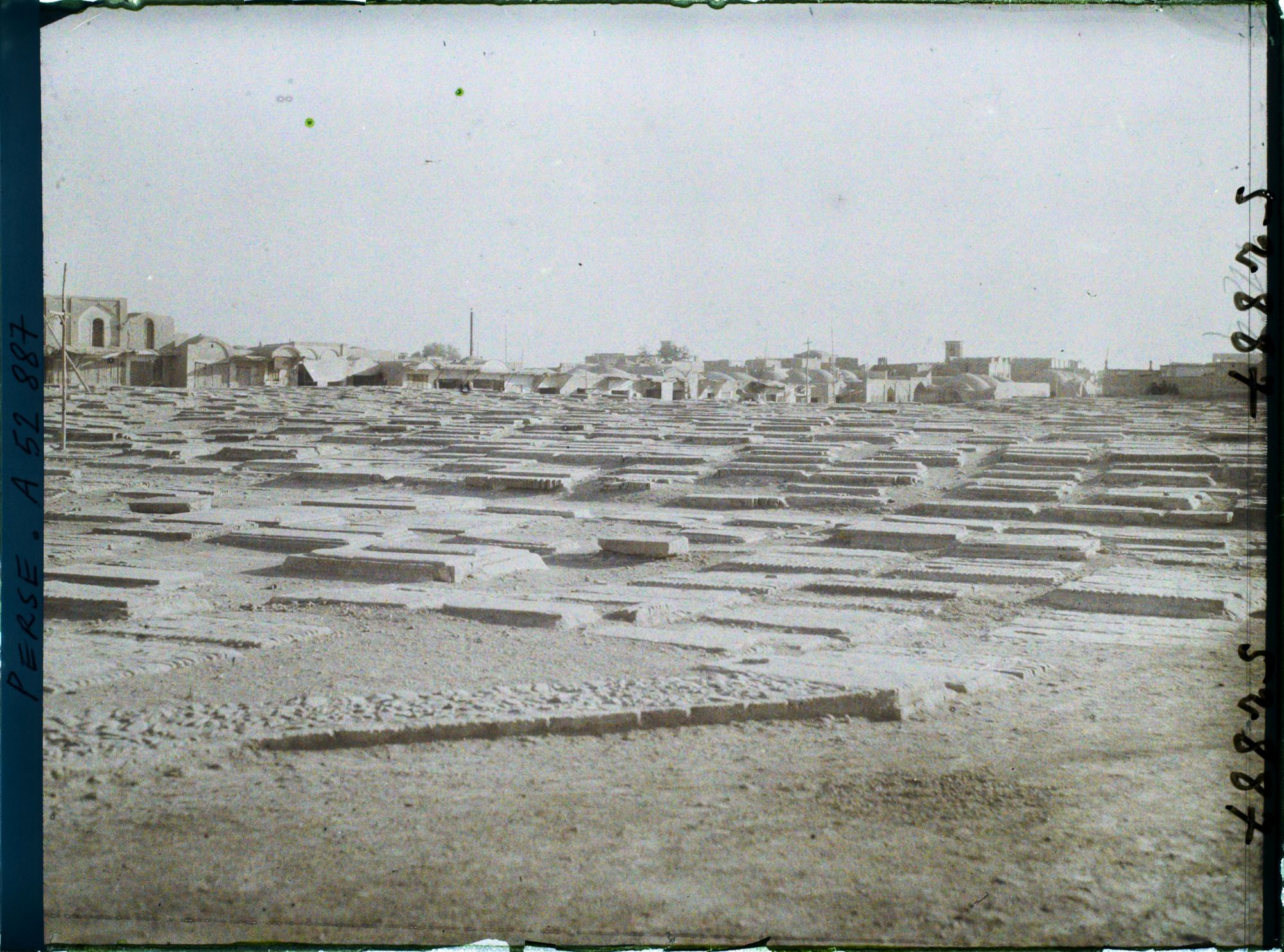 Image représentant Le cimetière, à côté du sanctuaire de Fatima Masoumeh