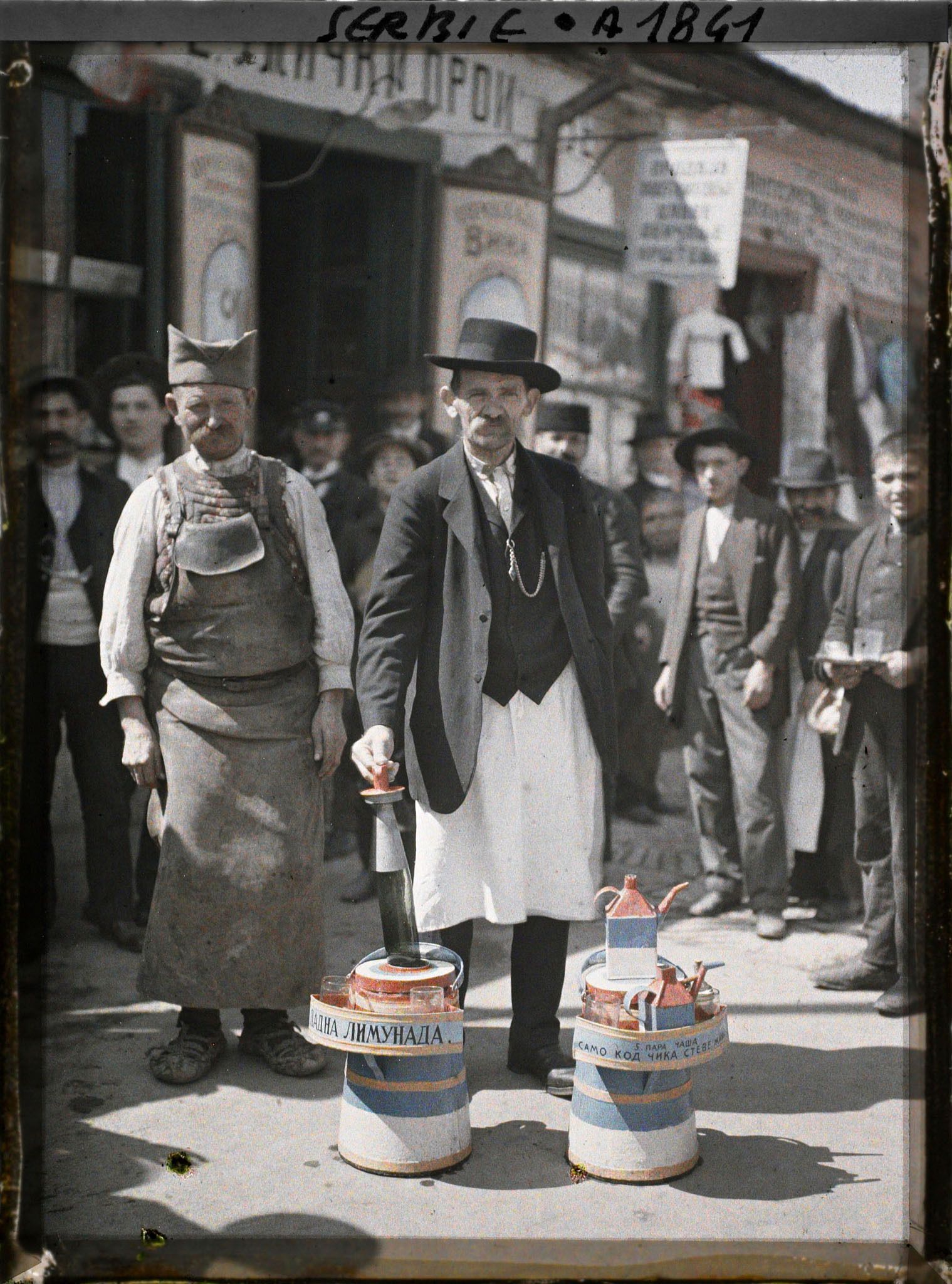 Image représentant Le marchand de limonade, les deux vases aux couleurs nationales