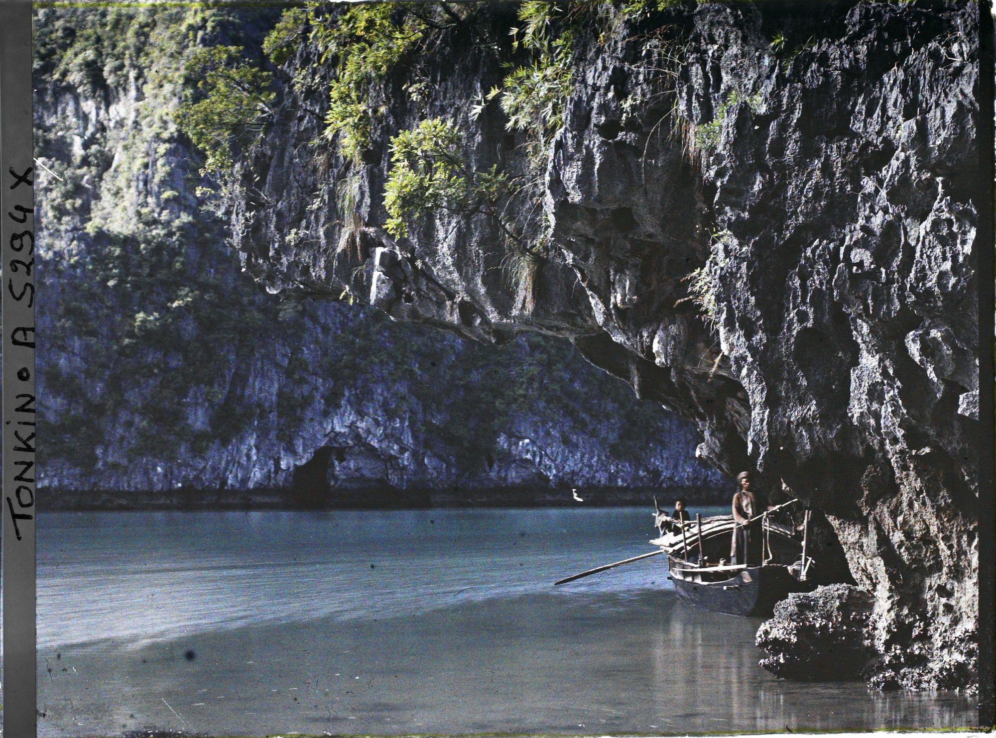 Image représentant Un sampan et ses occupants à l'entrée du Cirque de la Surprise
