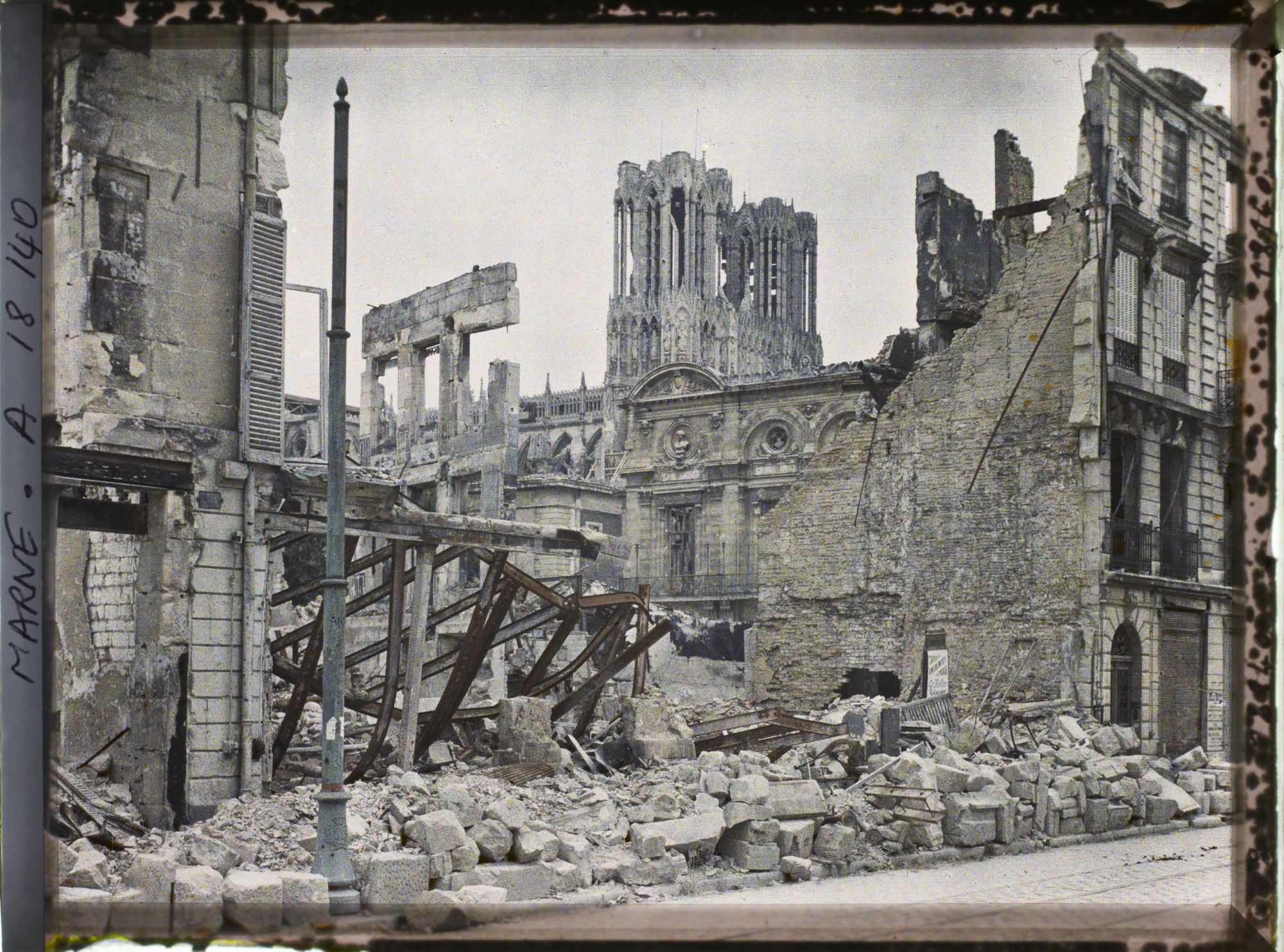 Image représentant France, Reims, Rue de Talleyraud au fond, la Cathédrale