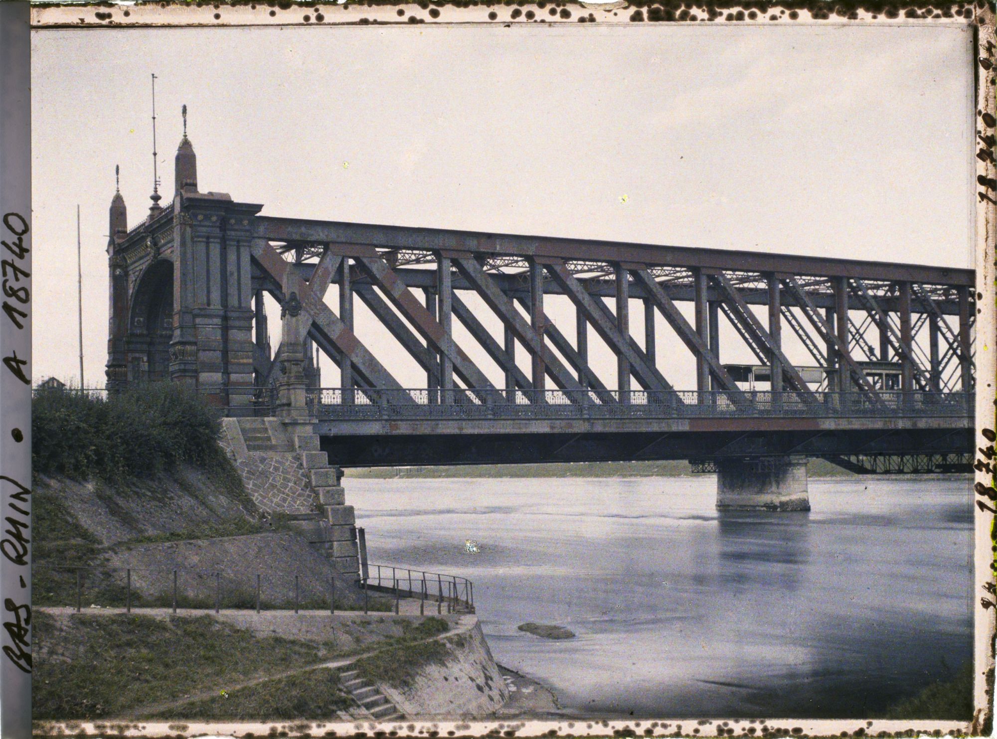 Image représentant Pont de Kehl, L'entrée du Pont de Kehl vu de l'amont