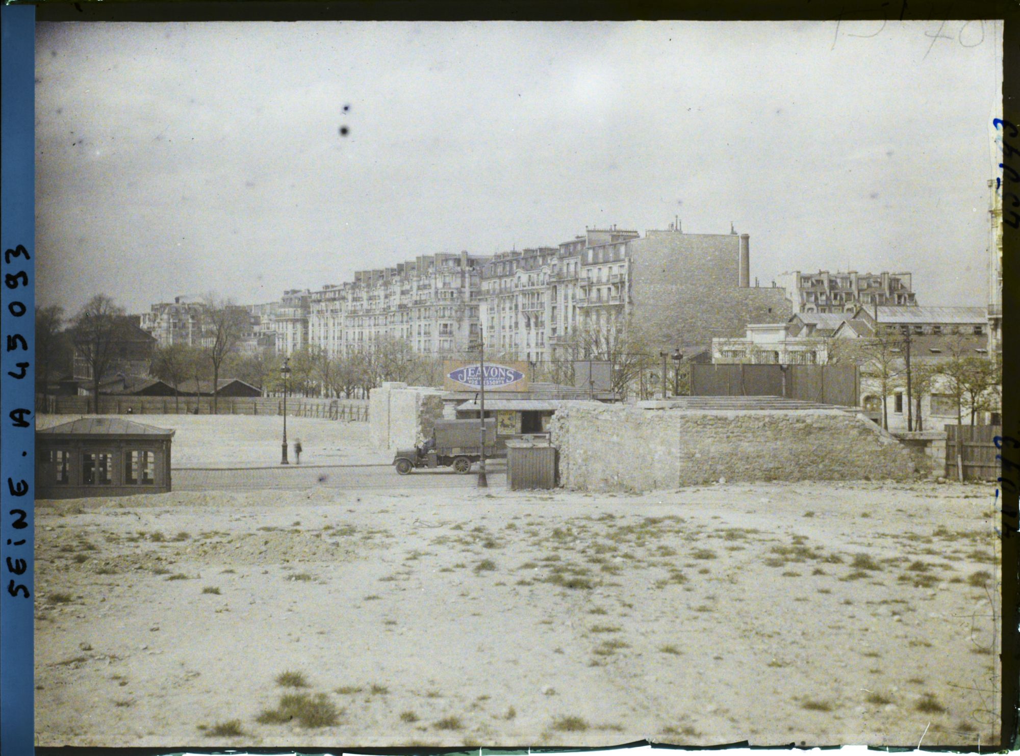 Image représentant L'emplacement des anciennes fortifications à la porte de Versailles, boulevard Victor