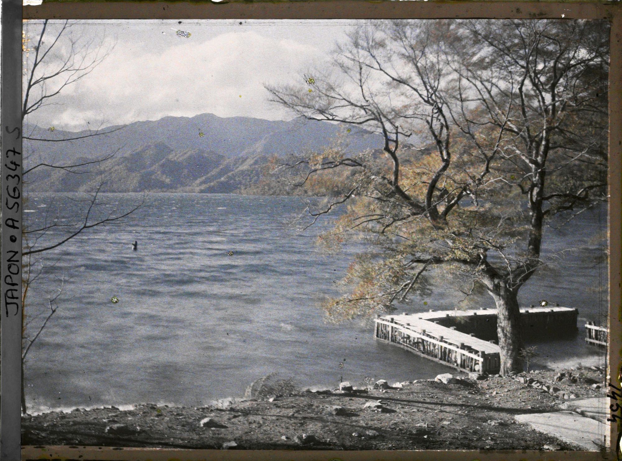 Image représentant La plage Utaga (Utagahama), au bord du lac Chuzenji