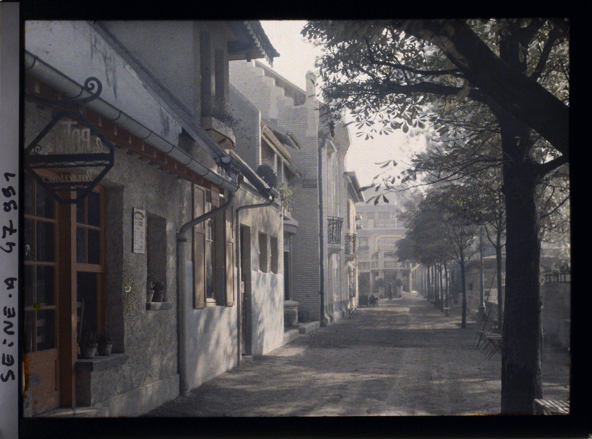 Image représentant L'Exposition des arts décoratifs, Le Village français, Auberge La Potée Lorraine, architecte Pierre Selmersheim, Bruant aubergiste