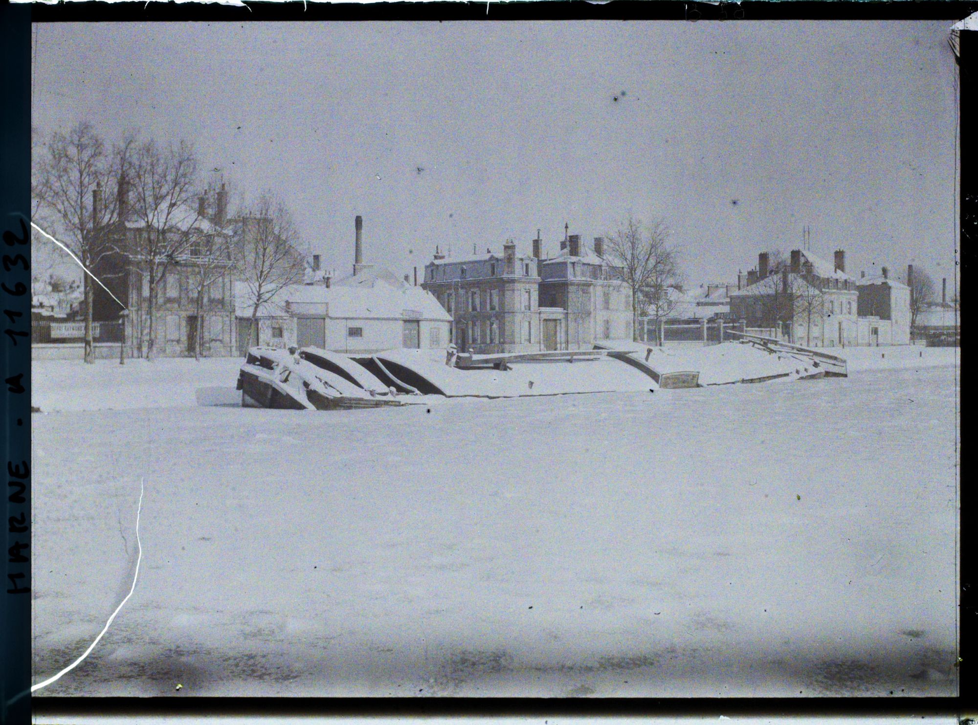 Image représentant France, Reims, Le Canal gelé couvert de neige