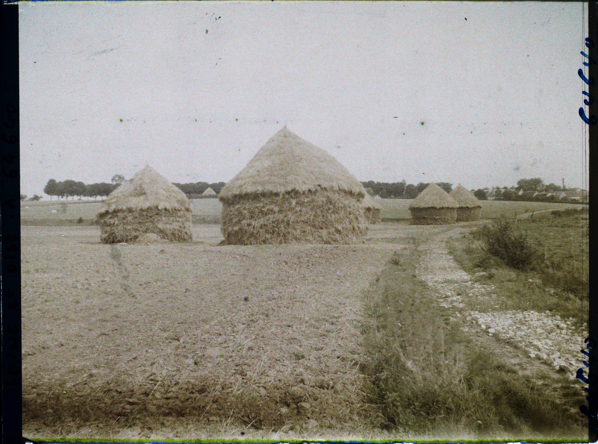 Image représentant Ile de France, Bouffémont, Meules de blé Sur Champ