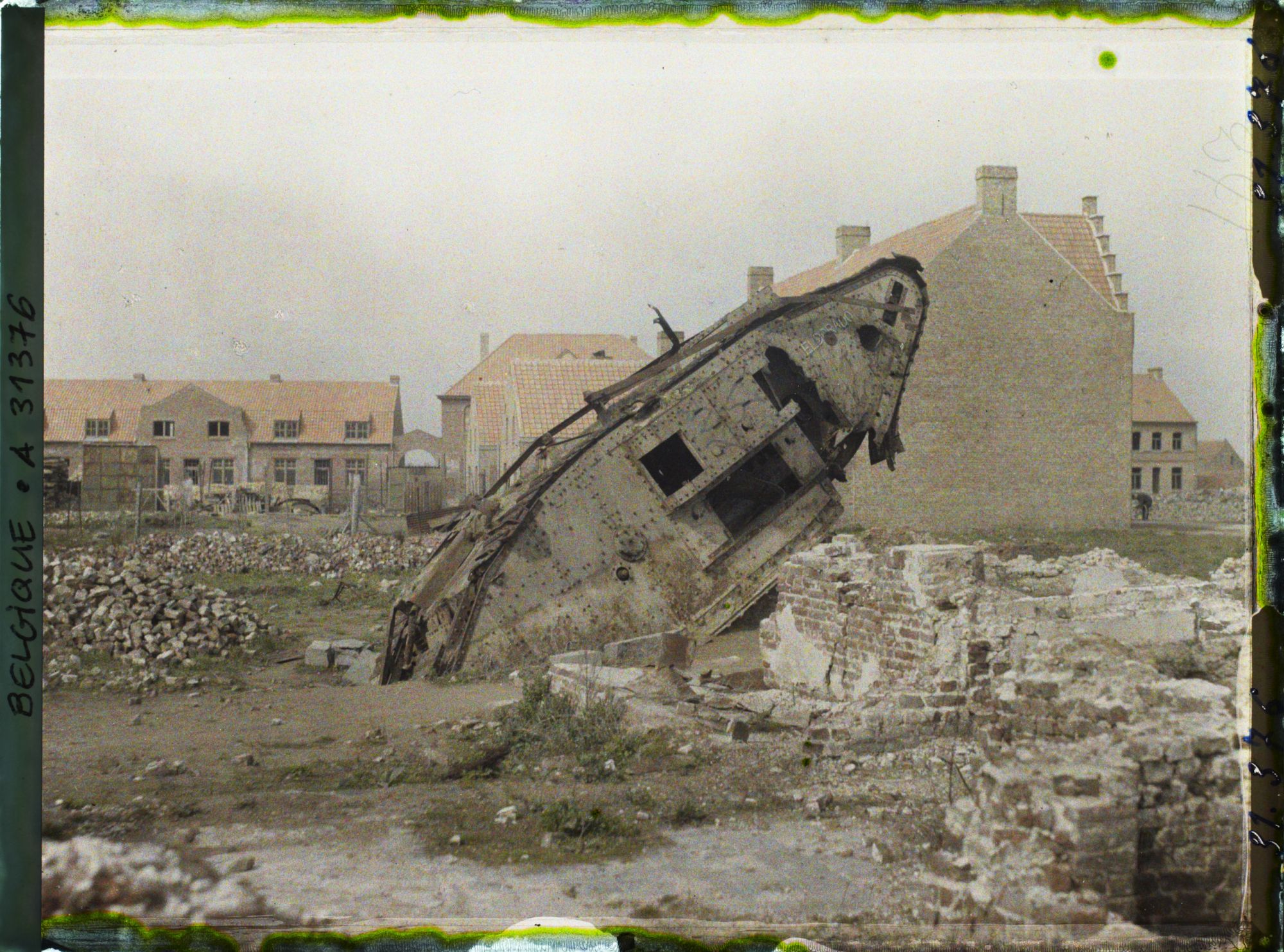 Image représentant Belgique, Langemarck, Constructions neuves et un tank enlisé