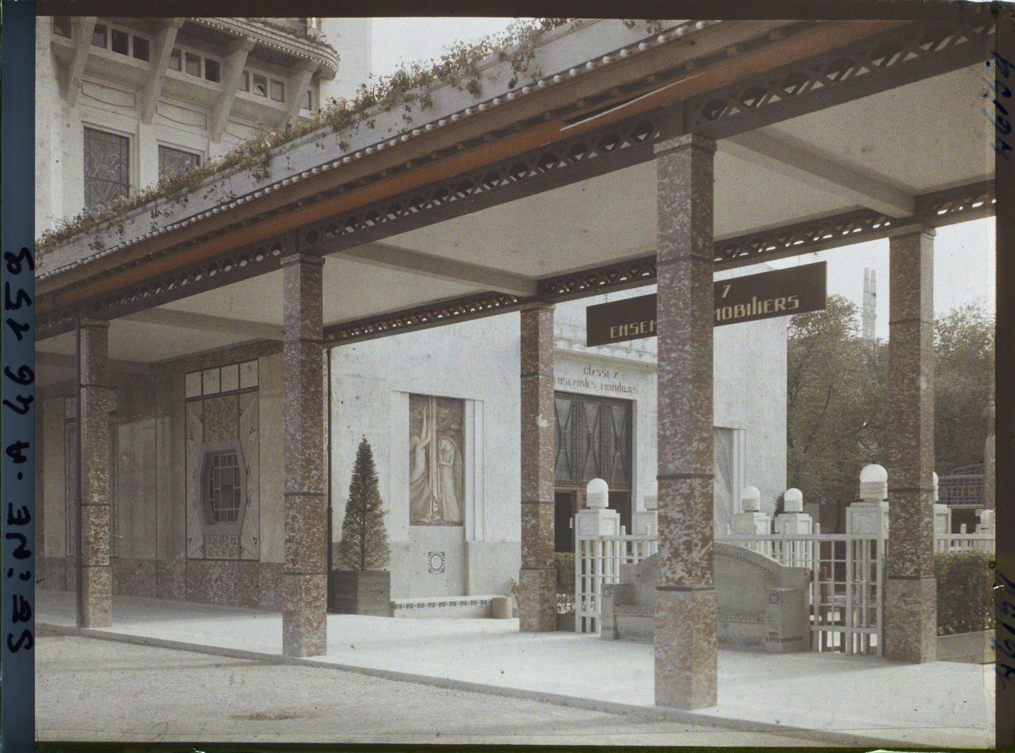 Image représentant L'Exposition des arts décoratifs, Galeries de la section française, Entrée de la Classe 7