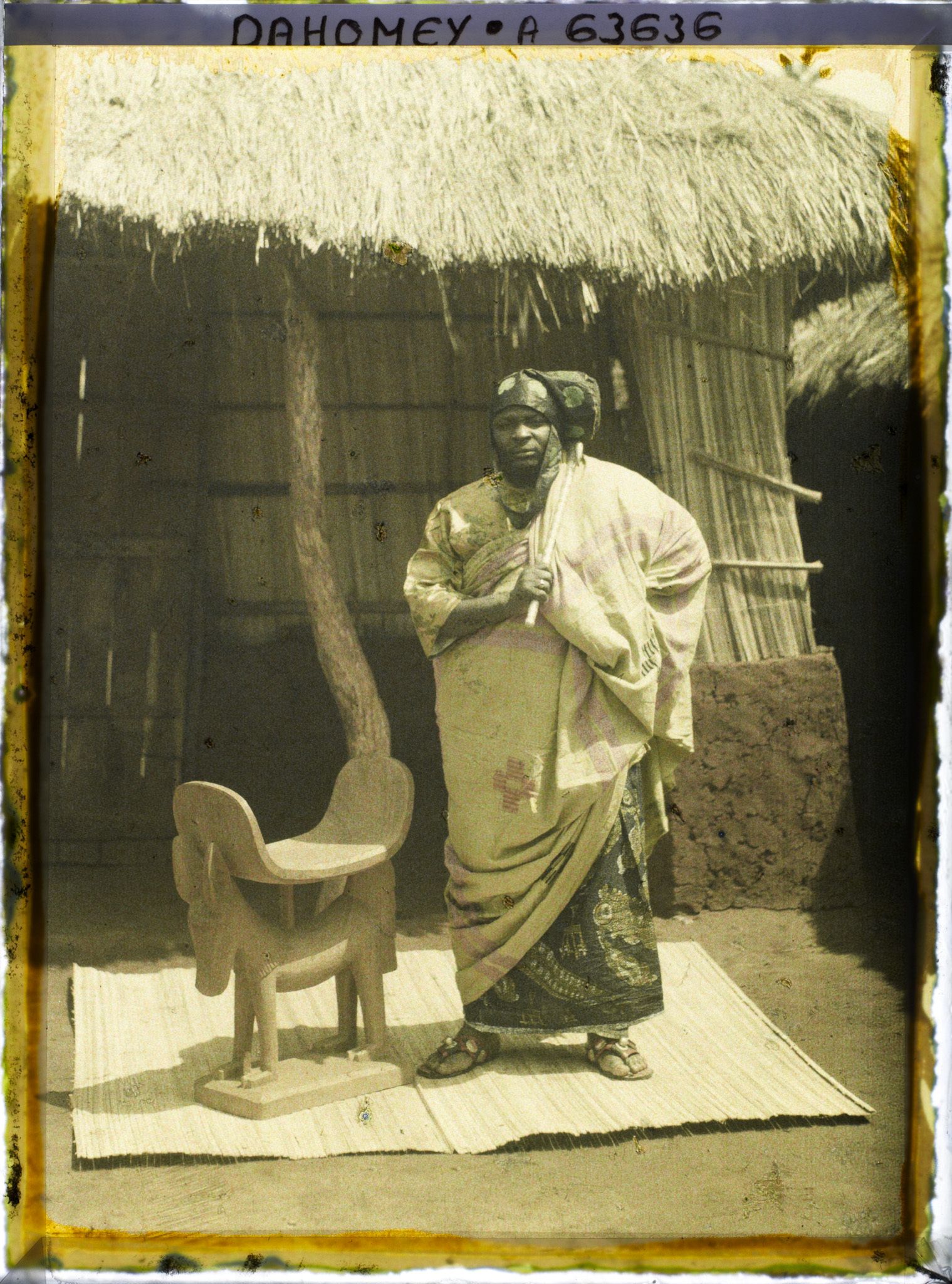 Image représentant Portrait du chef  https://musee-albert-kahn.s-museum.fr/home/NWQ2OTAwYzNmYjZlZTk1ZWQwODJmMjY4L2dlbmVyaWMtbm90aWNlLXRhYi9hdXRob3JpdHkvNjE3YTc5ZjVjZjhiODk2OGIzMzM3ZDIx/5d6900c3fb6ee95ed082f268/generic-notice-tab/authority/617a79eacf8b8968b3336557 Justin Aho , neveu de Béhanzin