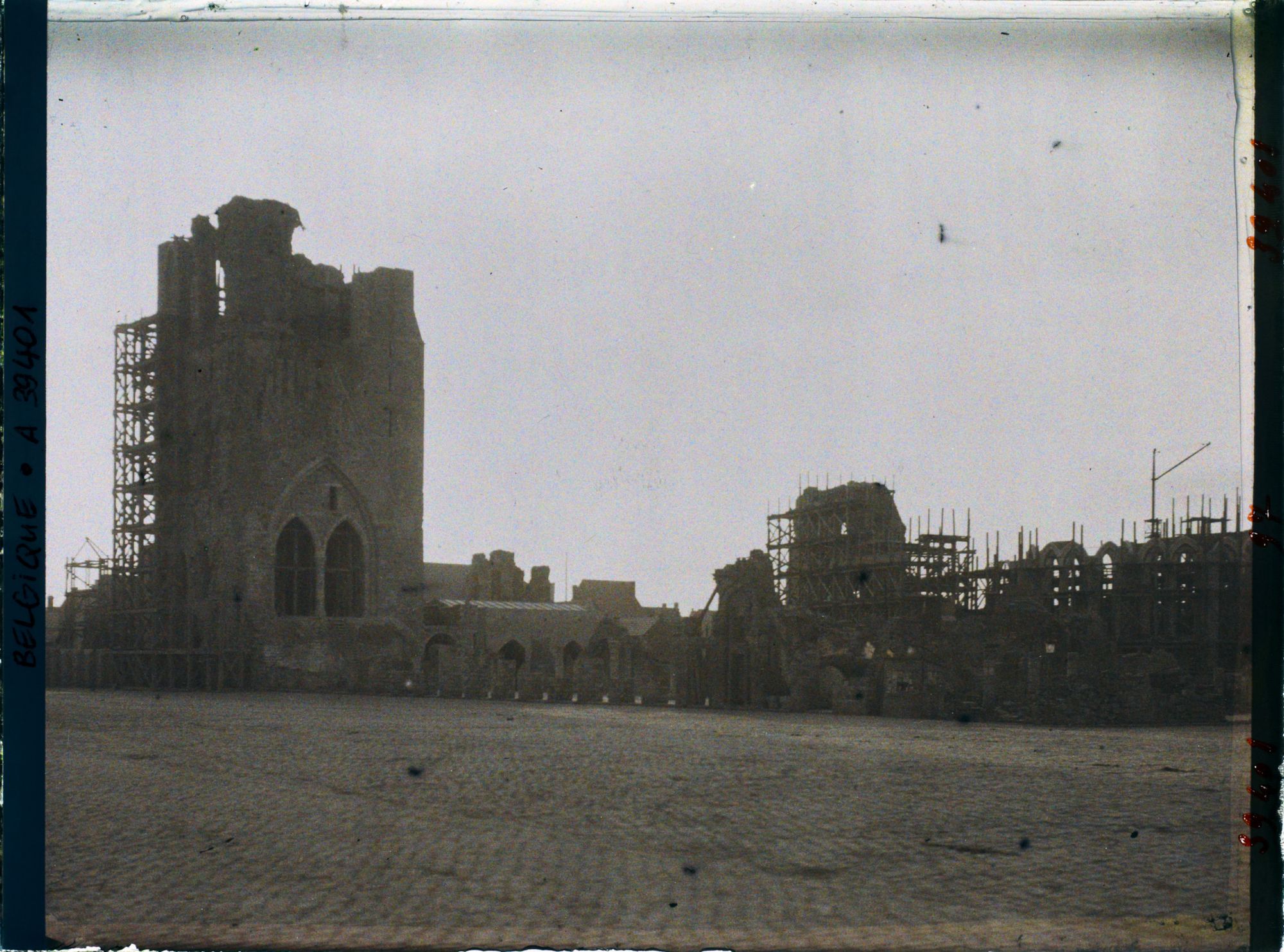 Image représentant Belgique, Ypres, Contre jour sur les ruines des Halles