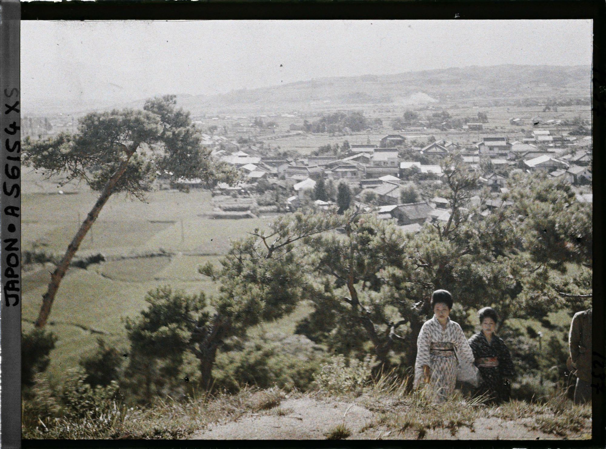 Image représentant Deux jeunes femmes sur une hauteur dominant la plaine d'Asama