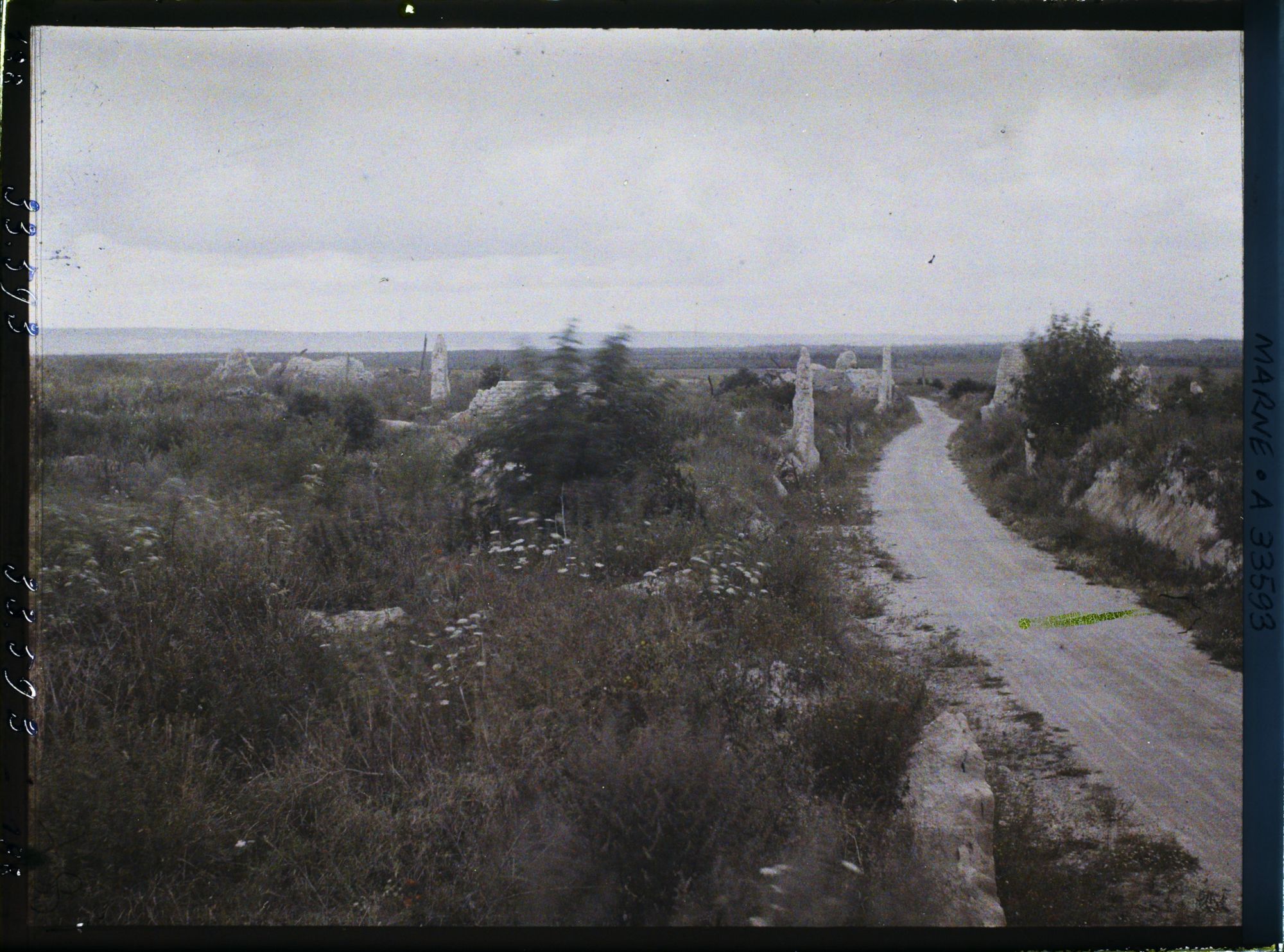 Image représentant France, Nauroy, Le côté gauche de la route