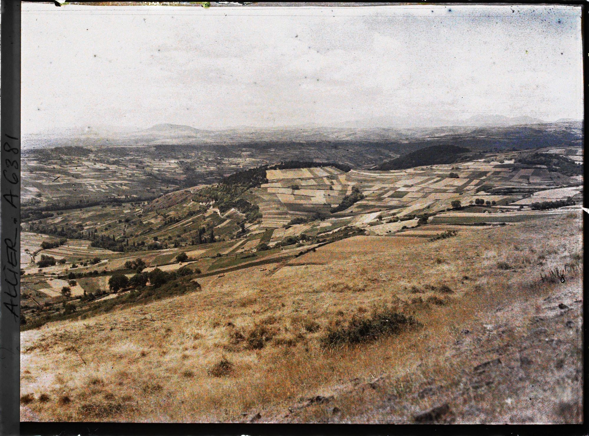 Image représentant Vue panoramique d'une plaine, le Puy au second plan