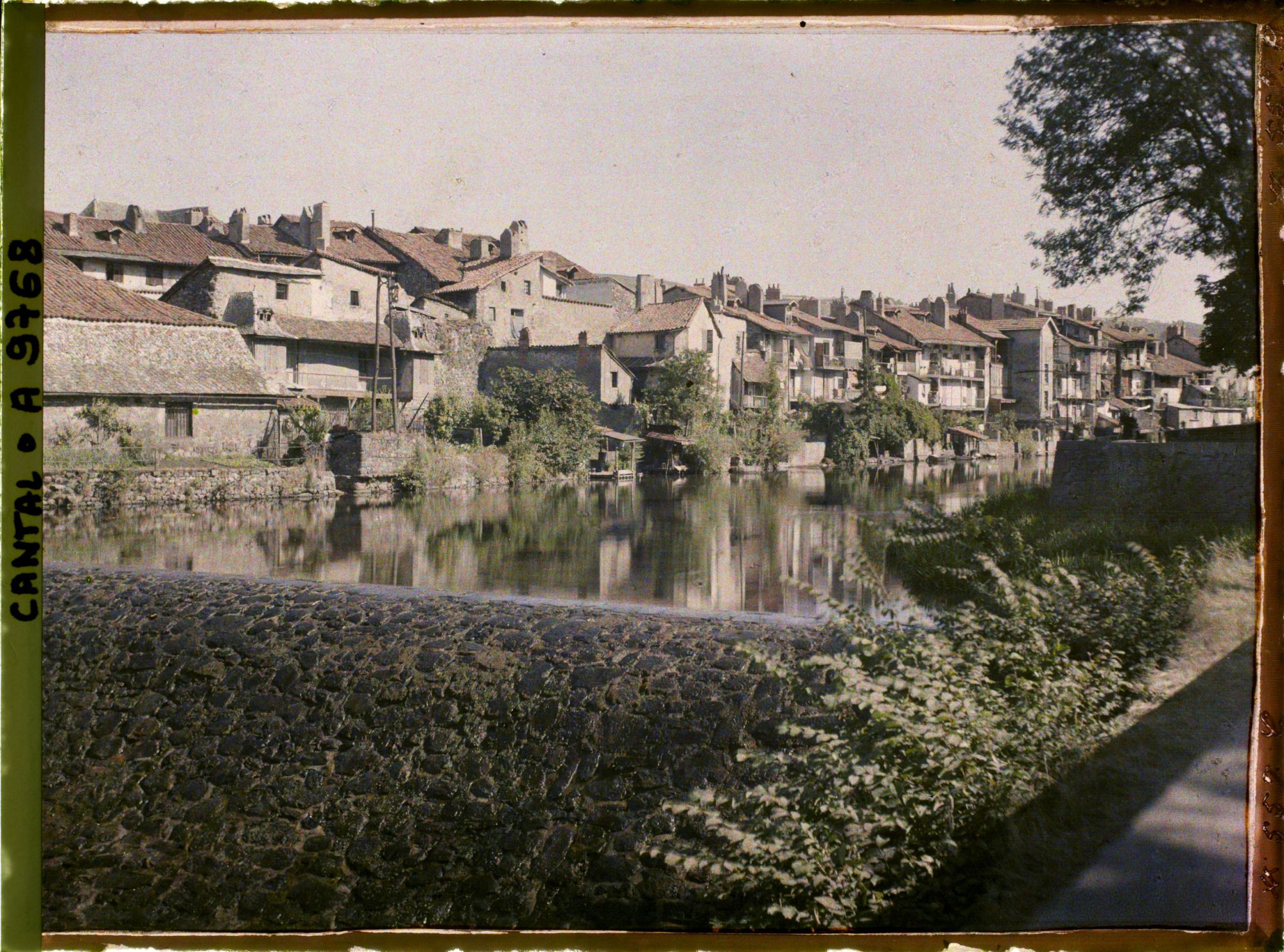 Image représentant La Jordanne, le lavoir et les maisons au bord, quartier du Pont rouge