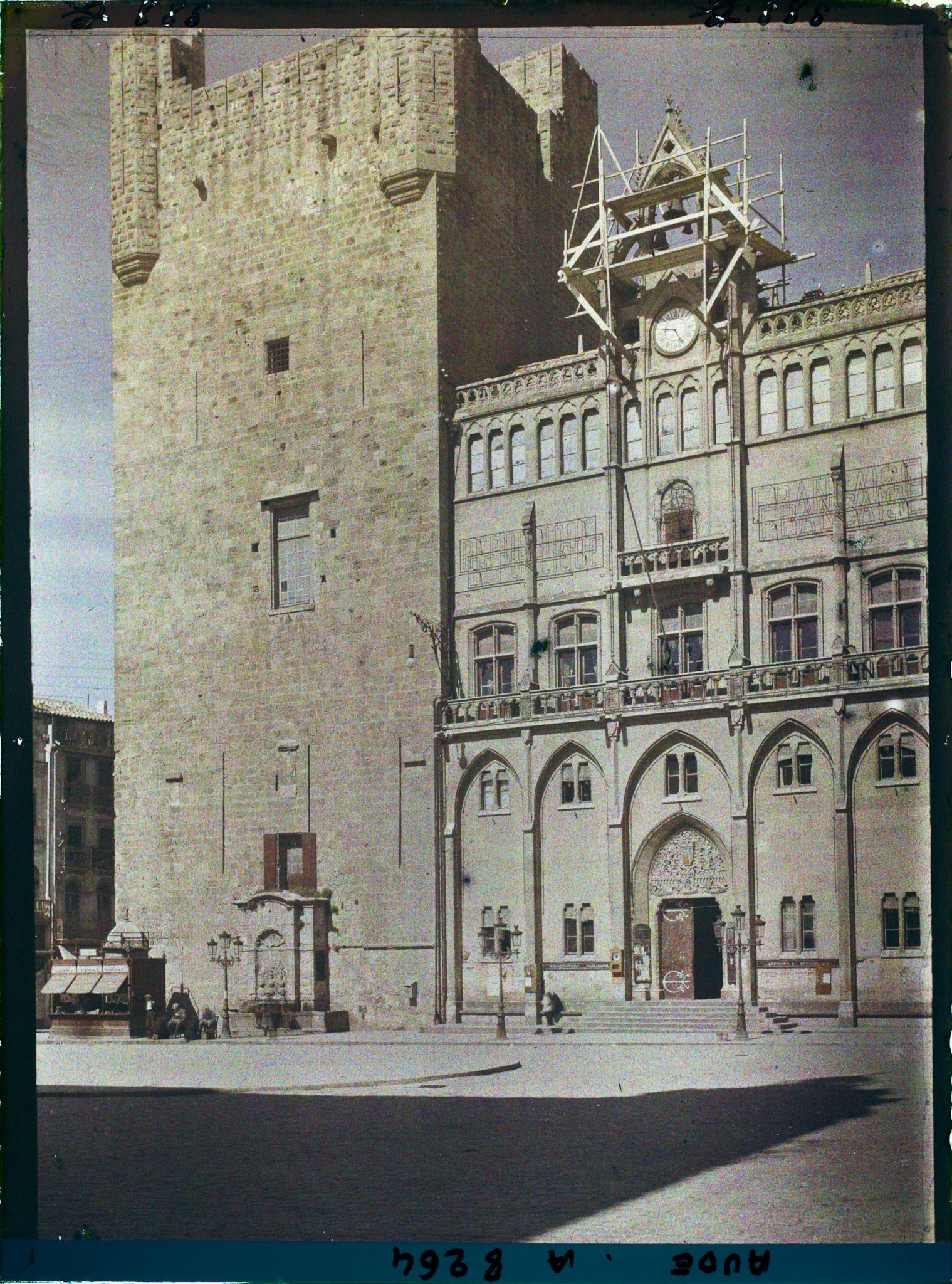 Image représentant Hôtel de ville et tour des Maures
