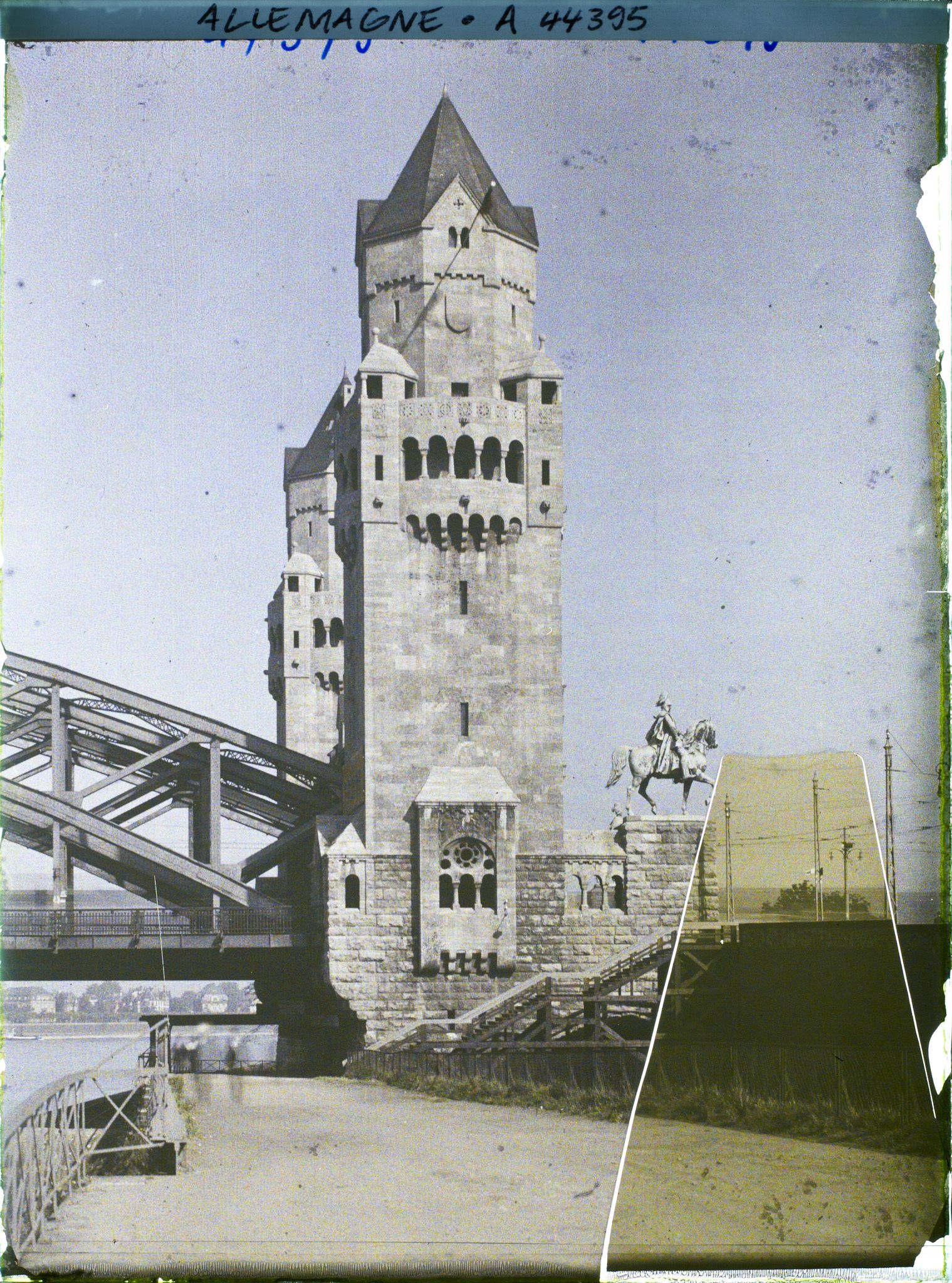 Image représentant Les tours de l'entrée du grand Pont