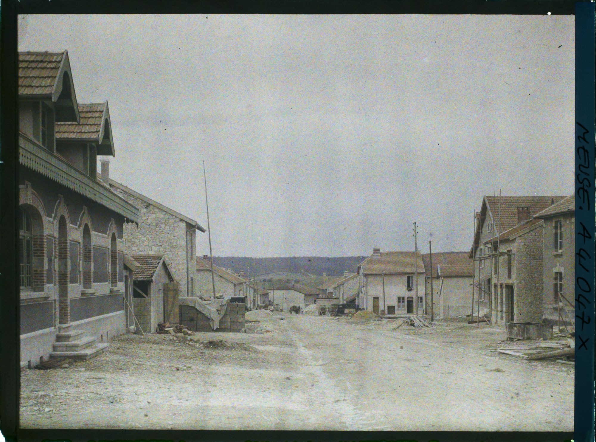 Image représentant France, Neuvilly, Entrée de Neuvilly vers Varennes