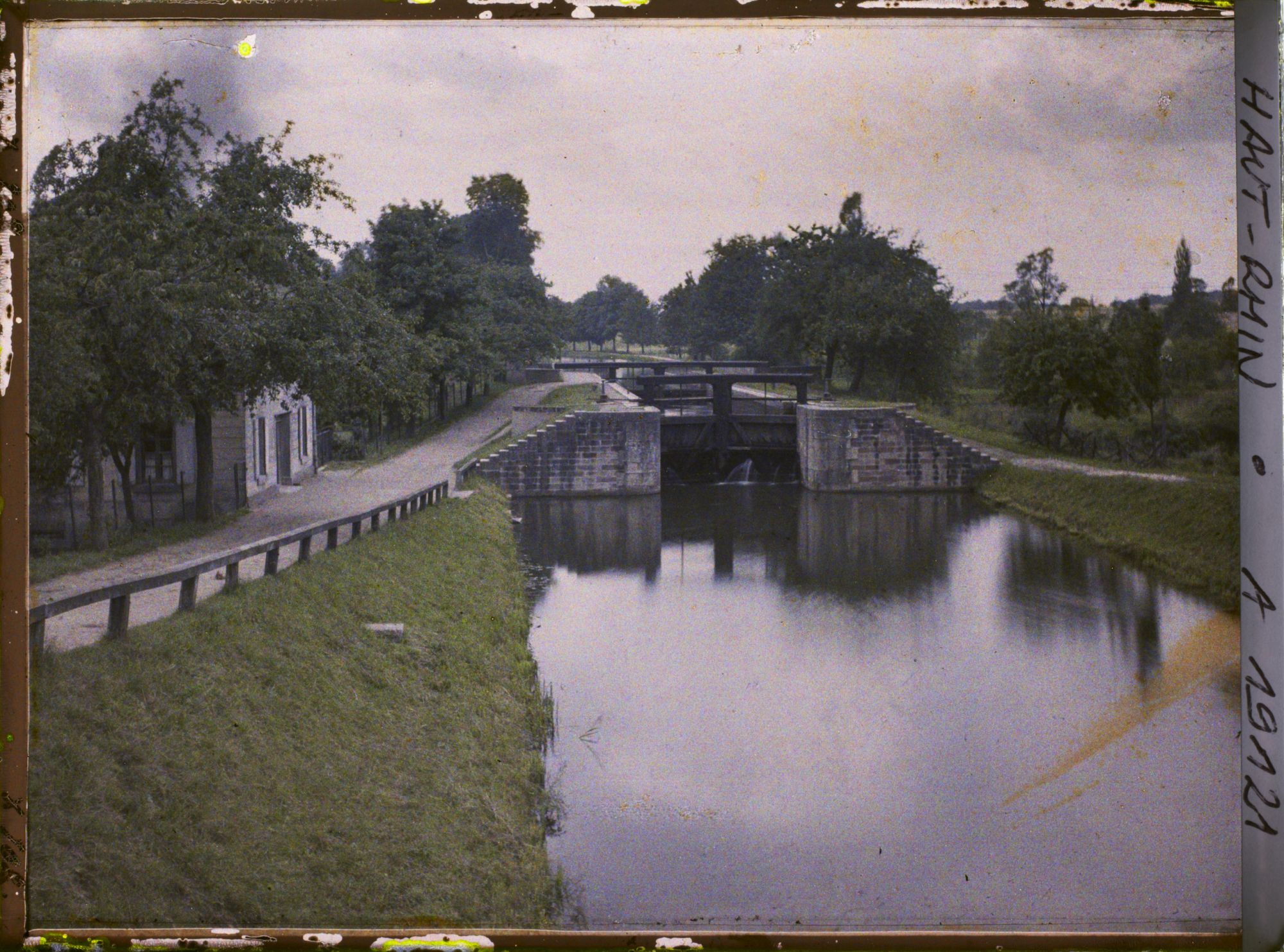 Image représentant France, Près de Dannemarie, le Canal du Rhone au Rhin, Ecluses.