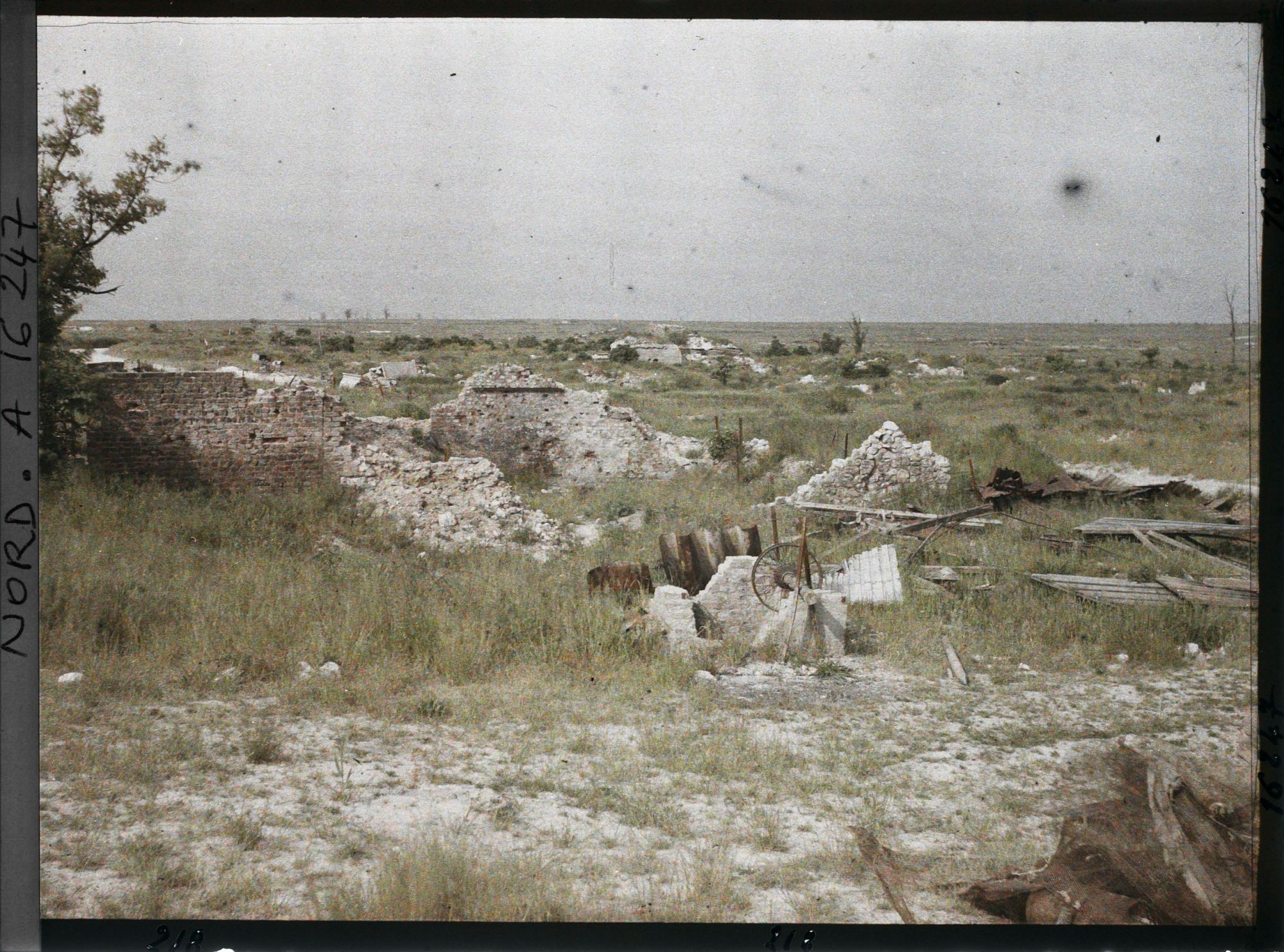Image représentant France, Tilloy, Les Ruines du village vues vers le Sud Ouest