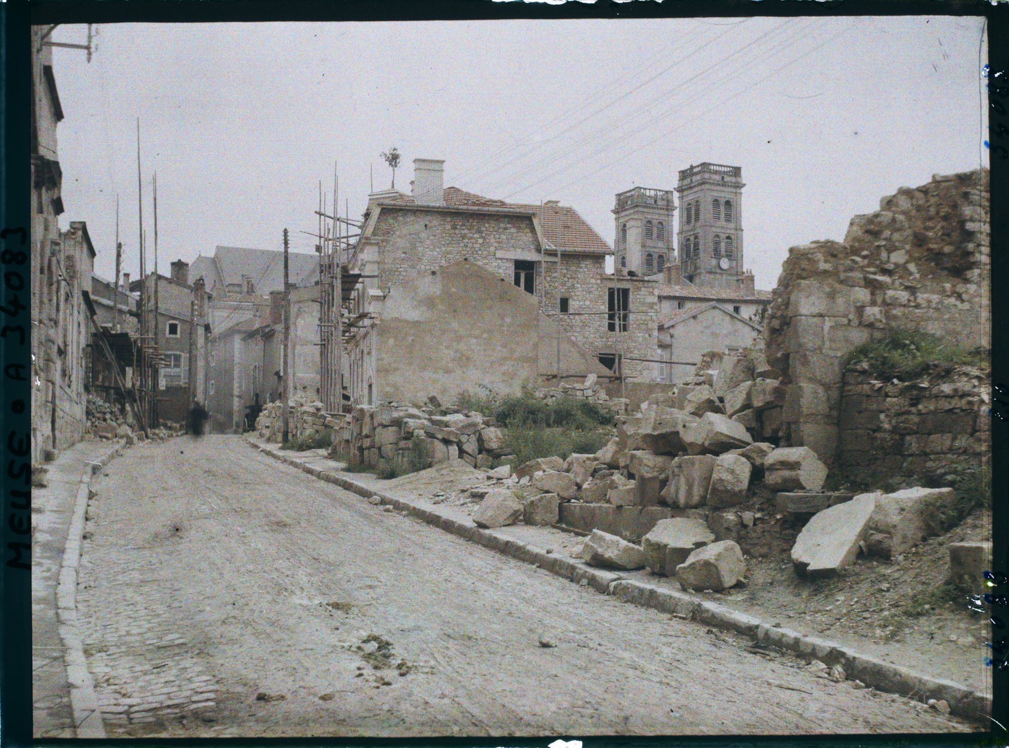 Image représentant France, Verdun, La rue de la BelleVierge, vue prise de la Place d'Armes