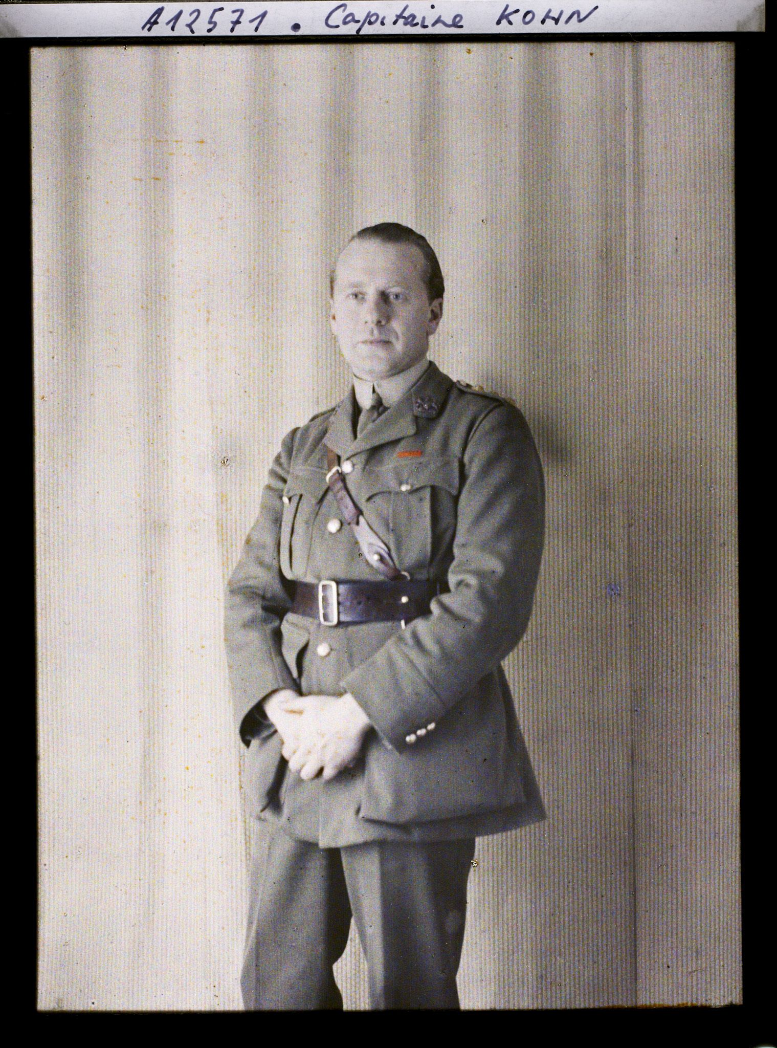 Image représentant Le capitaine  https://musee-albert-kahn.s-museum.fr/home/NWQ2OTAwYzNmYjZlZTk1ZWQwODJmMjY4L2dlbmVyaWMtbm90aWNlLXRhYi9hdXRob3JpdHkvNjE3YTc5ZjVjZjhiODk2OGIzMzM3ZDIx/5d6900c3fb6ee95ed082f268/generic-notice-tab/authority/617a79ebcf8b8968b3337086 Kohn