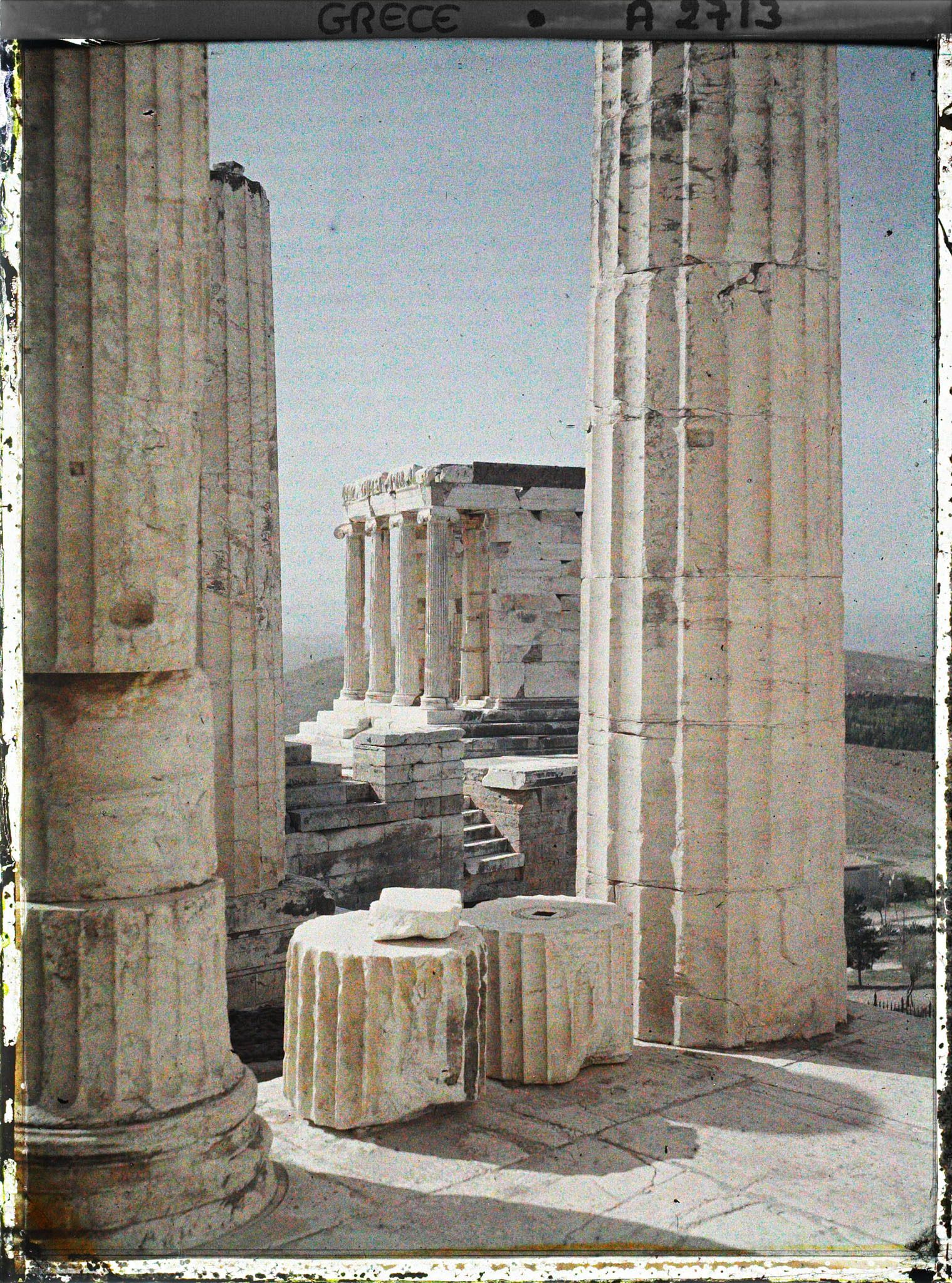 Image représentant Sur l'Acropole, quelques colonnes de propylées de Mnesicles et derrière elles, le Temple d'Athéna Nike