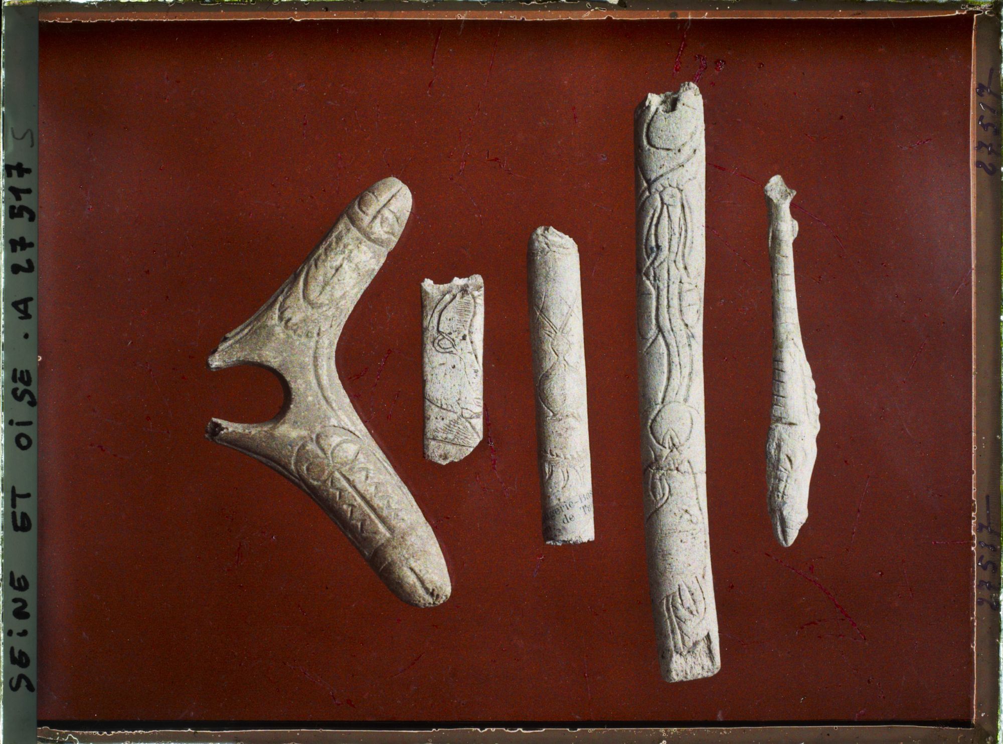 Image représentant France, St Germain-en-Laye, Laugerie Basse-Extrémité d'un bâton de Comt Phallique 53755, Tête de Bison 53861, Cerf assis vu de face (53866)