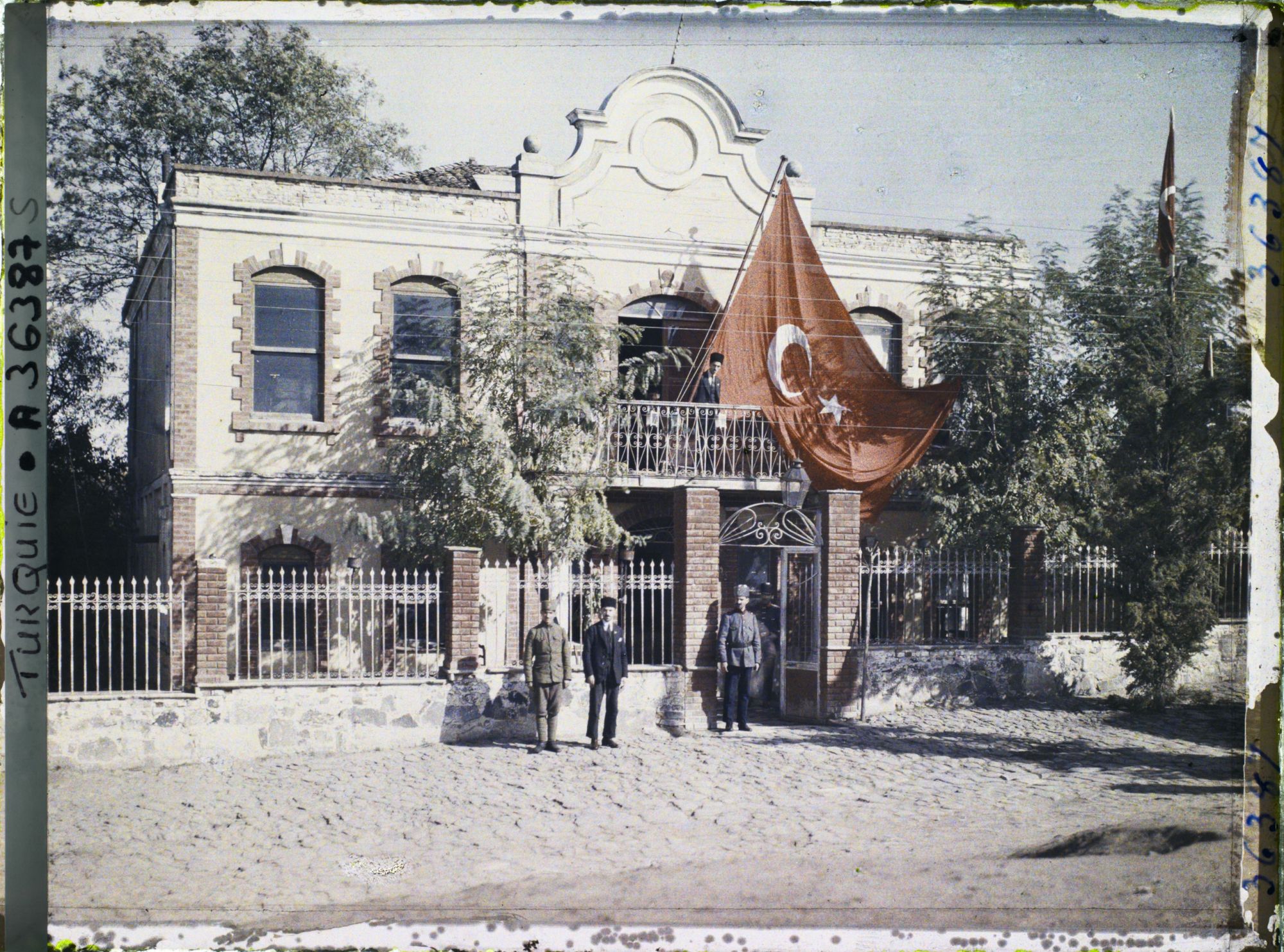 Image représentant L'hôtel de ville pavoisé aux couleurs de la Turquie qui vient de reprendre la Thrace à la Grèce (Guerre d'Indépendance)