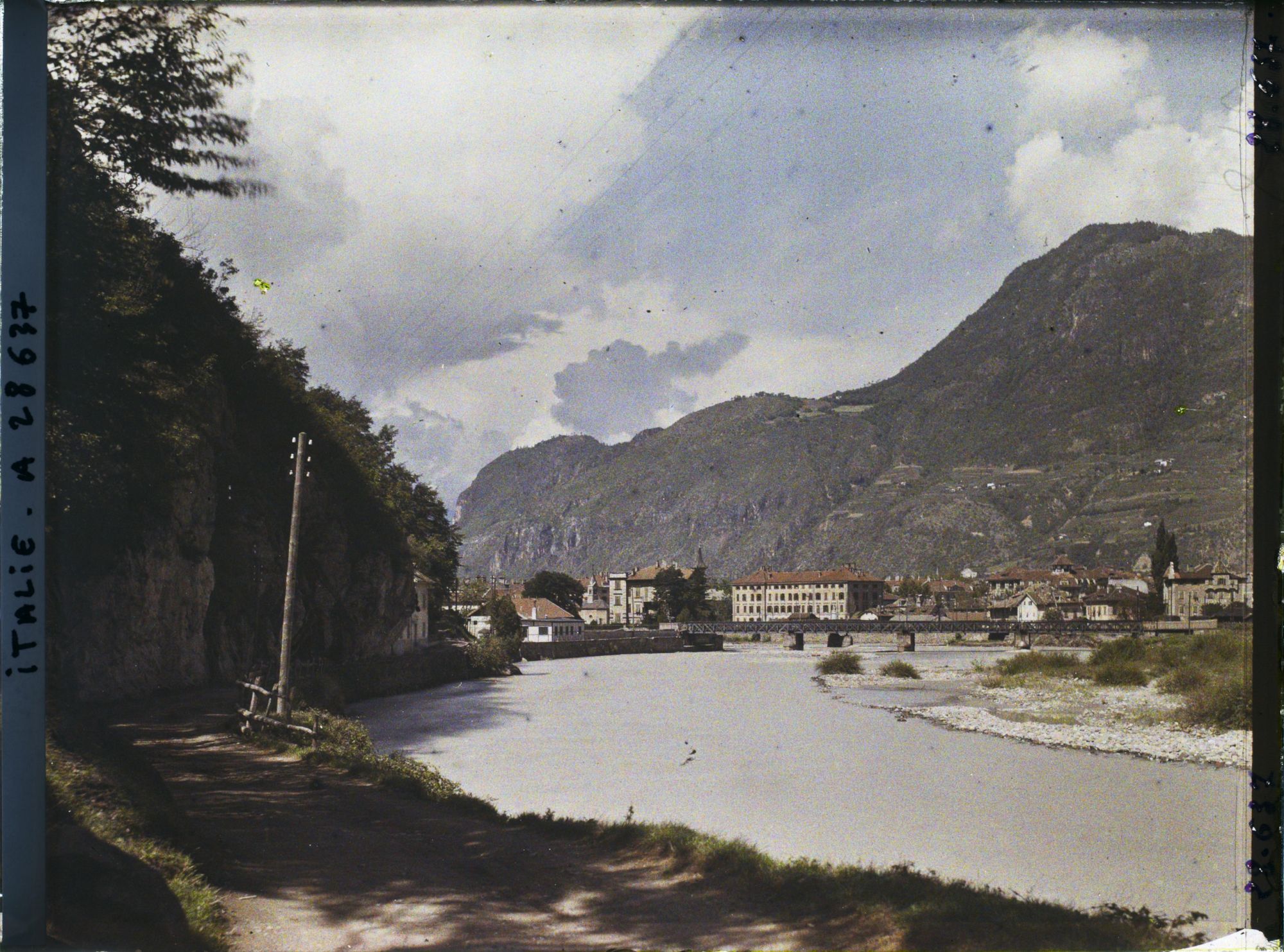 Image représentant La rivière Isarco (Eisack) et la ville de Bolzano (Bozen)