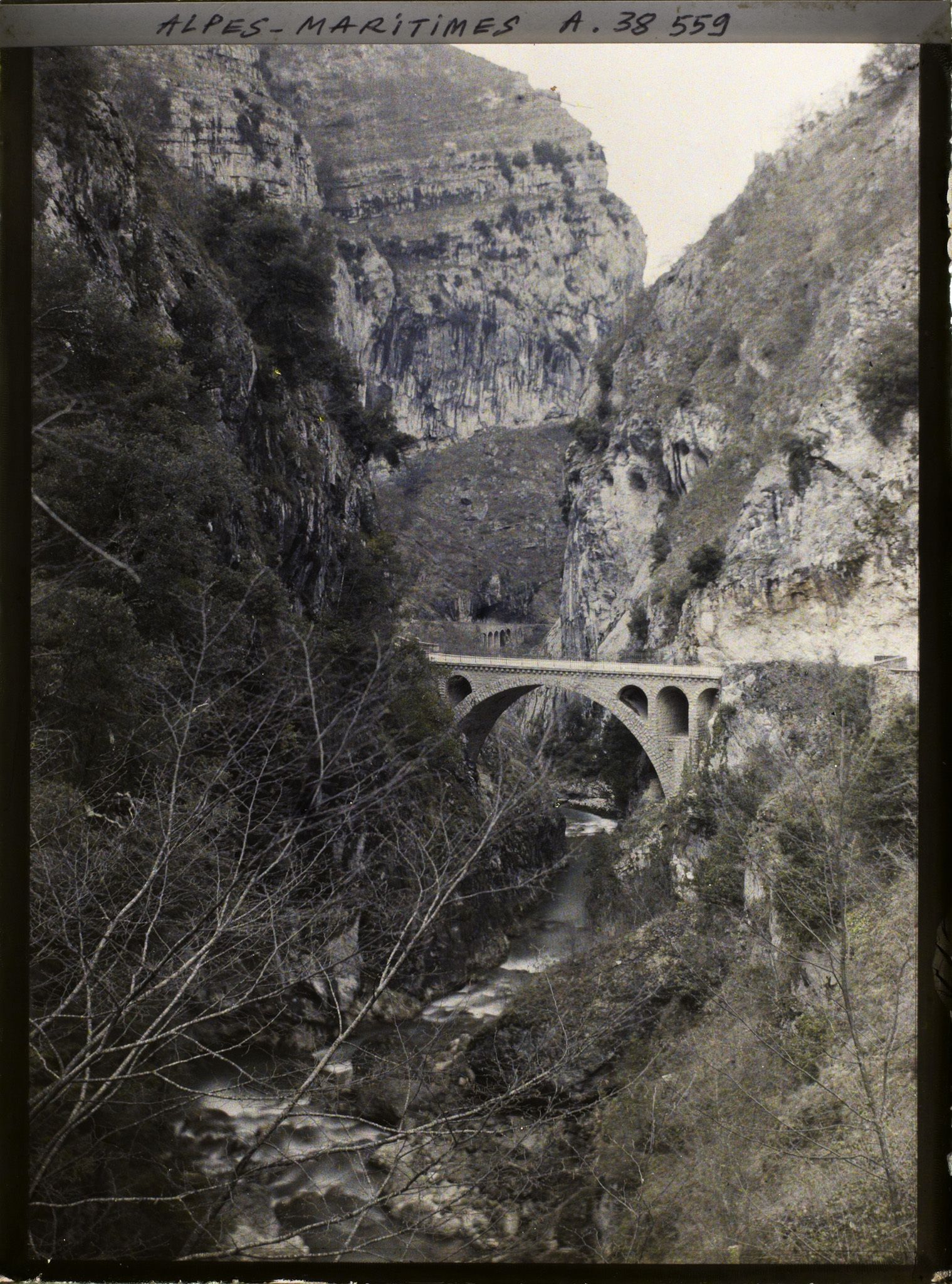 Image représentant Le pont de l'abîme, gorges du Loup