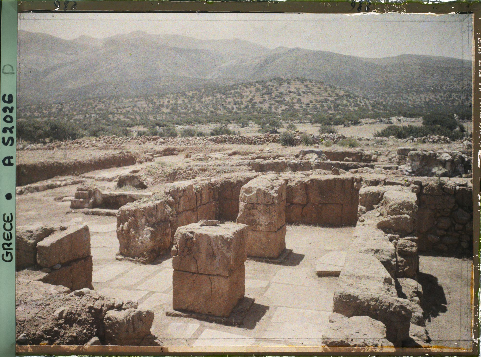 Image représentant Le palais. Une salle à piliers (crypte à piliers quadrangulaires du sanctuaire, côte ouest de la cour centrale ?)
