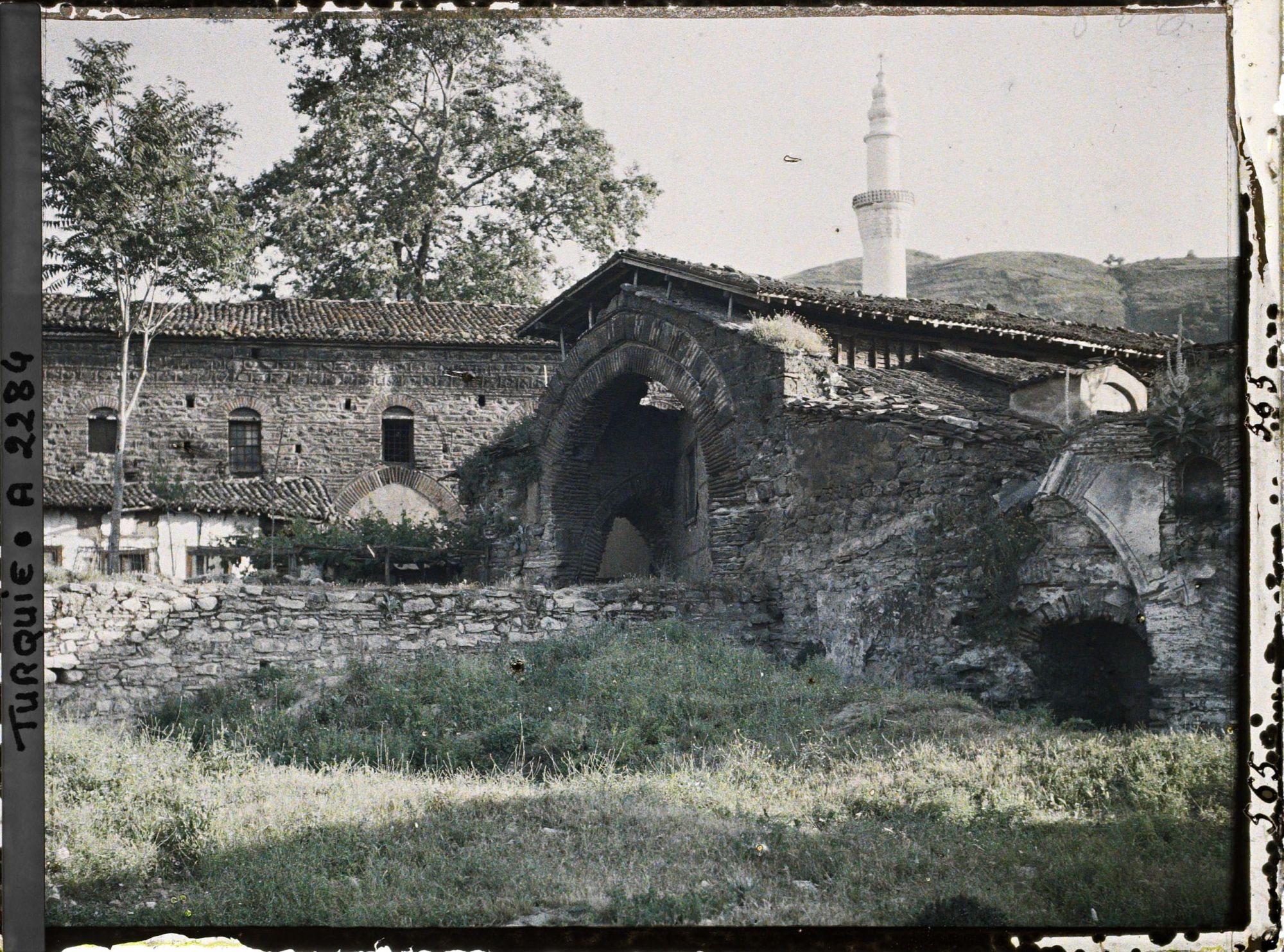 Image représentant L'ancien bazar devant l'un des minarets de l'Ulu Camii (la grande Mosquée)