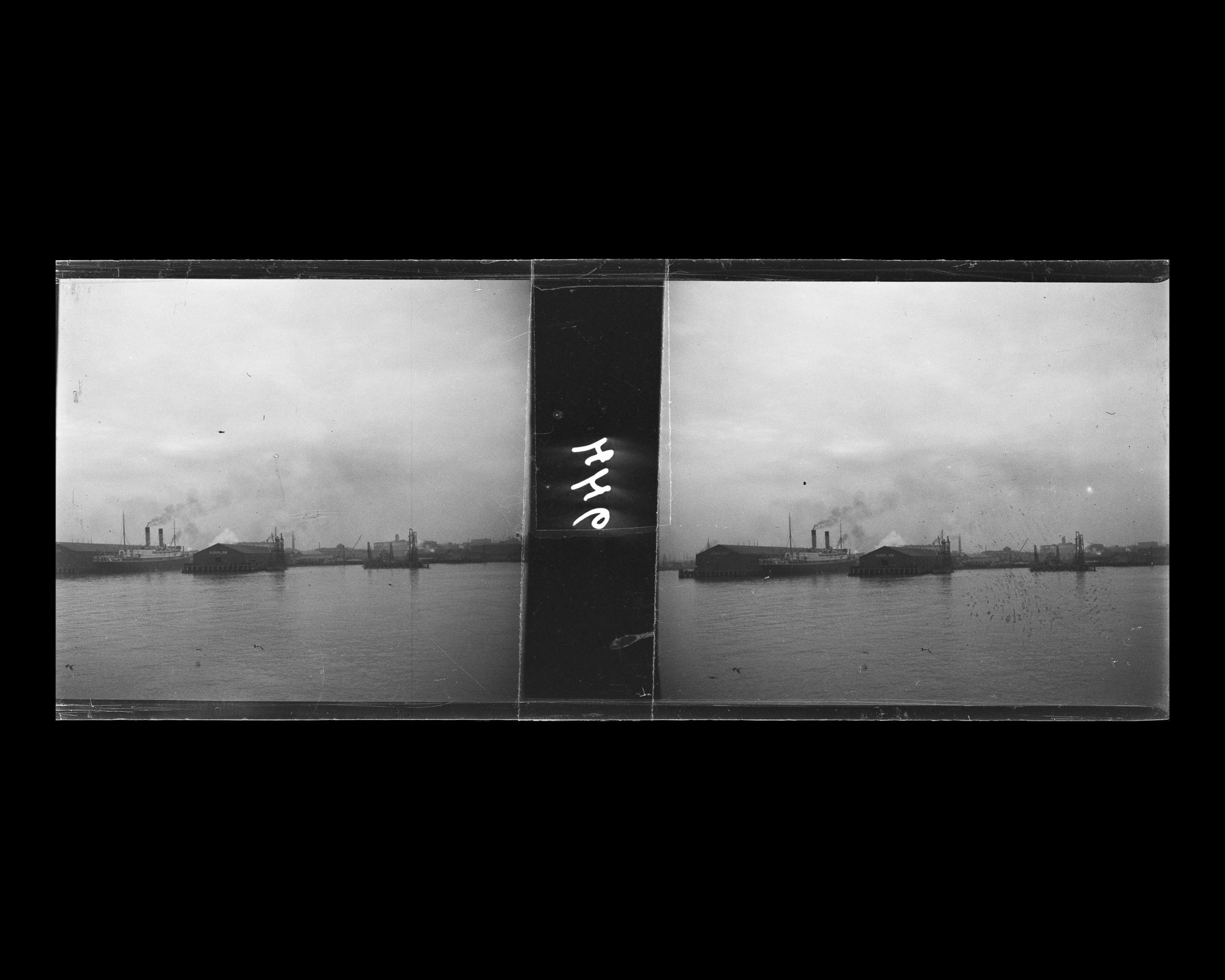 Image représentant Les pontons et le port vue prise du Mongolia au moment du départ