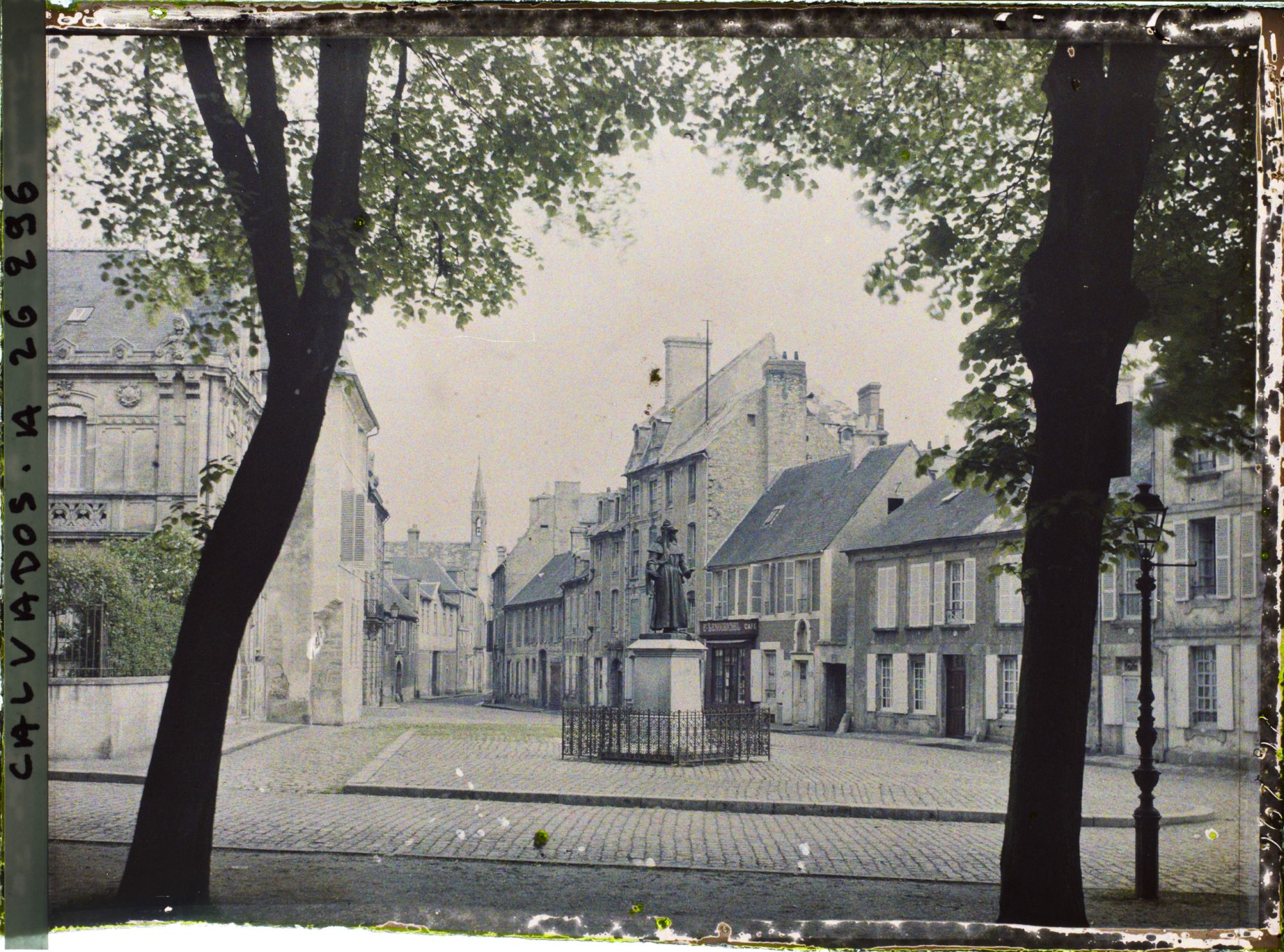 Image représentant Rue du Général-de-Dais et statue d'Alain Chartier