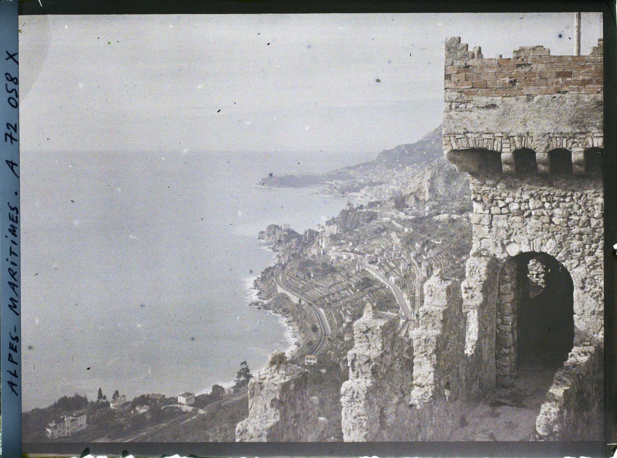 Image représentant Vue de la baie de Roquebrune et de Monaco prise depuis le chemin de ronde du château