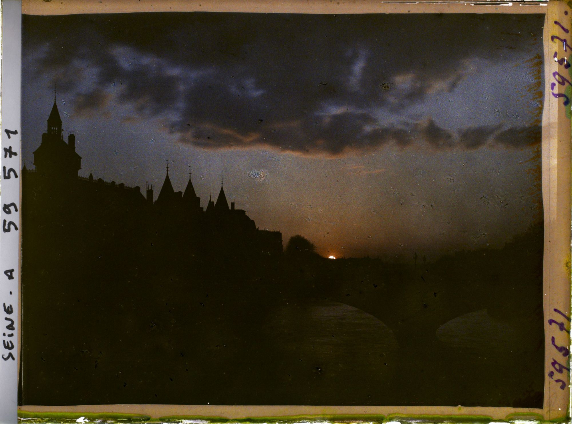 Image représentant Coucher de soleil sur Paris, en direction de la Conciergerie