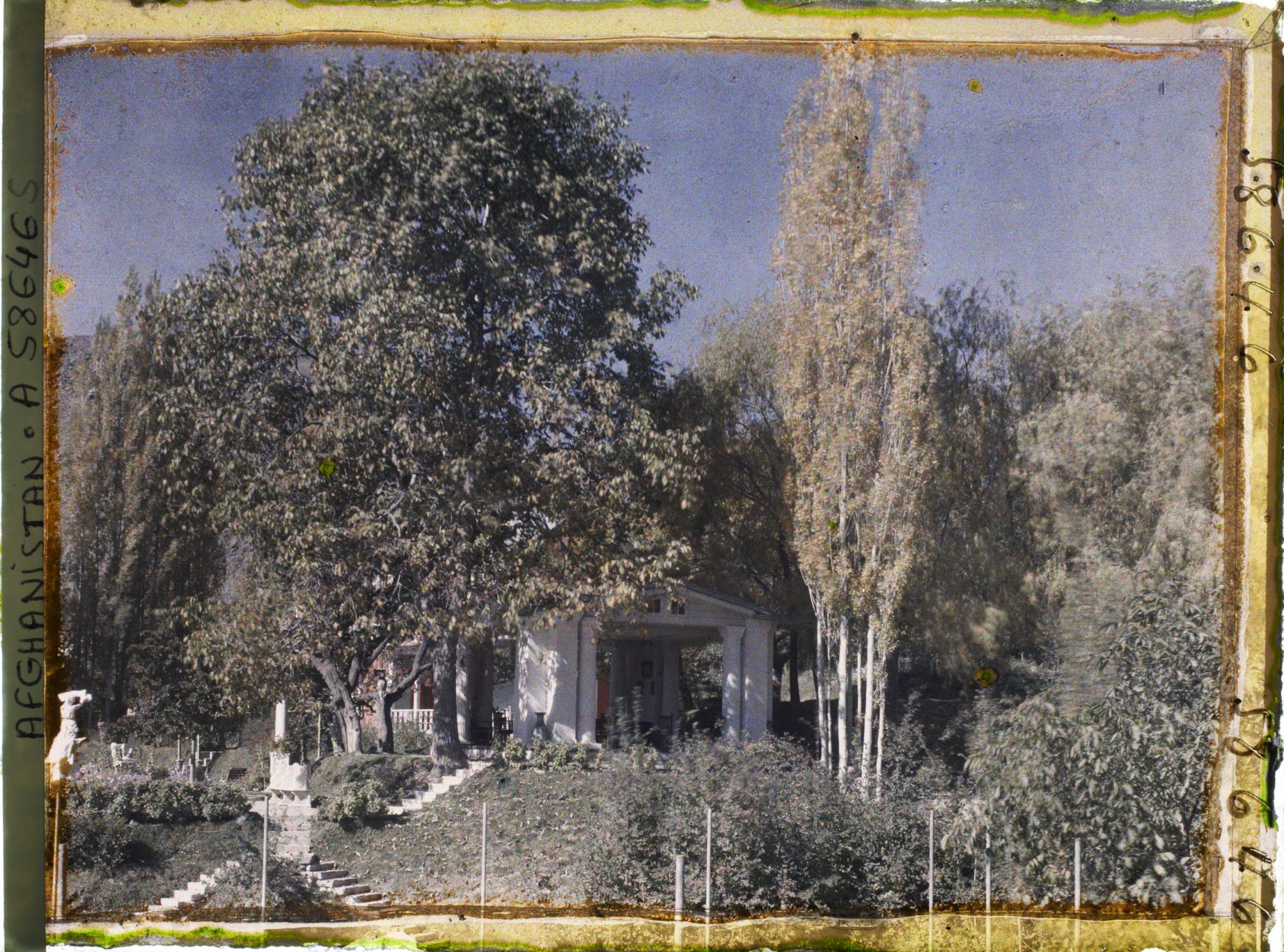 Image représentant Dans le Jardin du Palais royal (Bâlâ Bâgh, "jardin d'en haut"), le pavillon à terrasse couverte