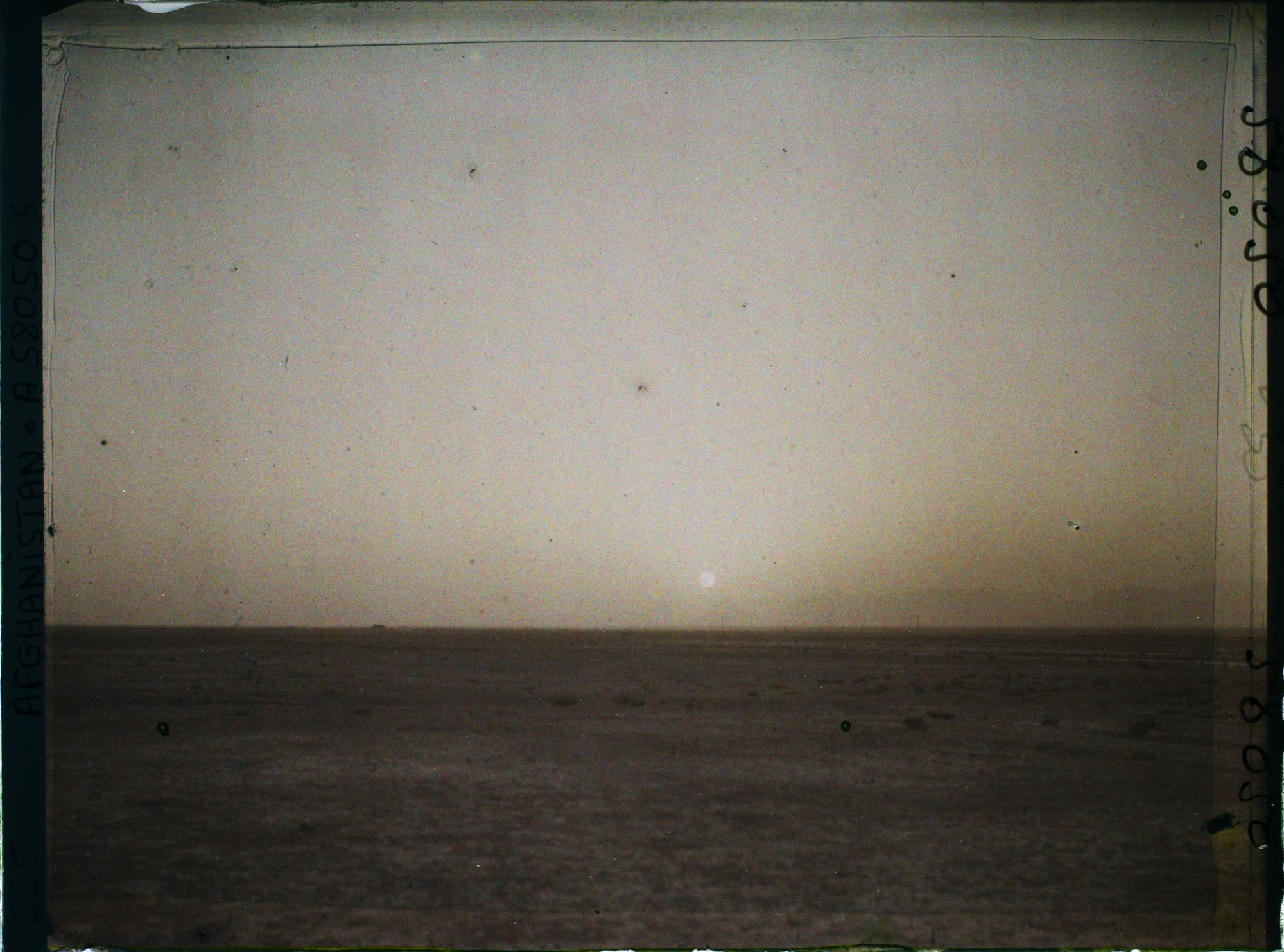 Image représentant Coucher de soleil dans le désert, dans la poussière