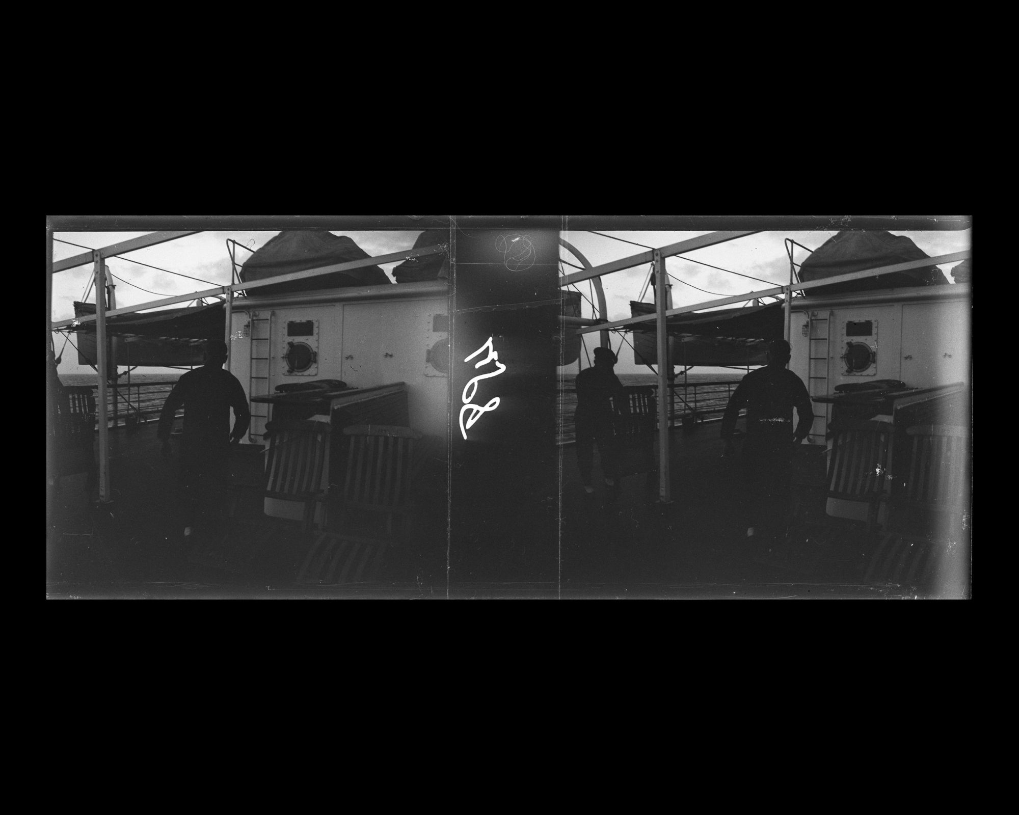 Image représentant Marins en service repliant des chaises longues