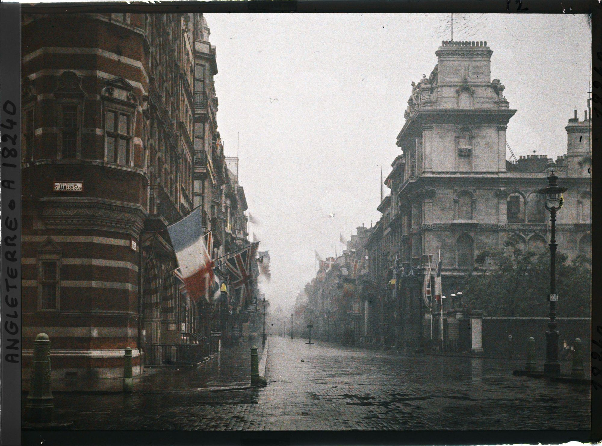 Image représentant A l'angle de Pall Mal et Saint James Street, non loin de Saint James Palace