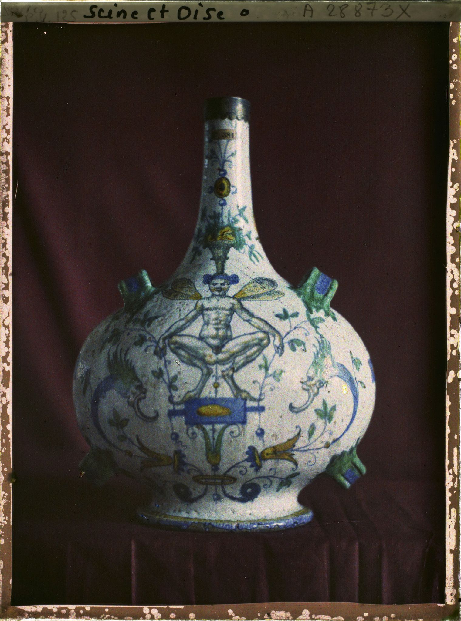 Image représentant Gourde en céramique à décor de grotesques des collections du musée de Sèvres