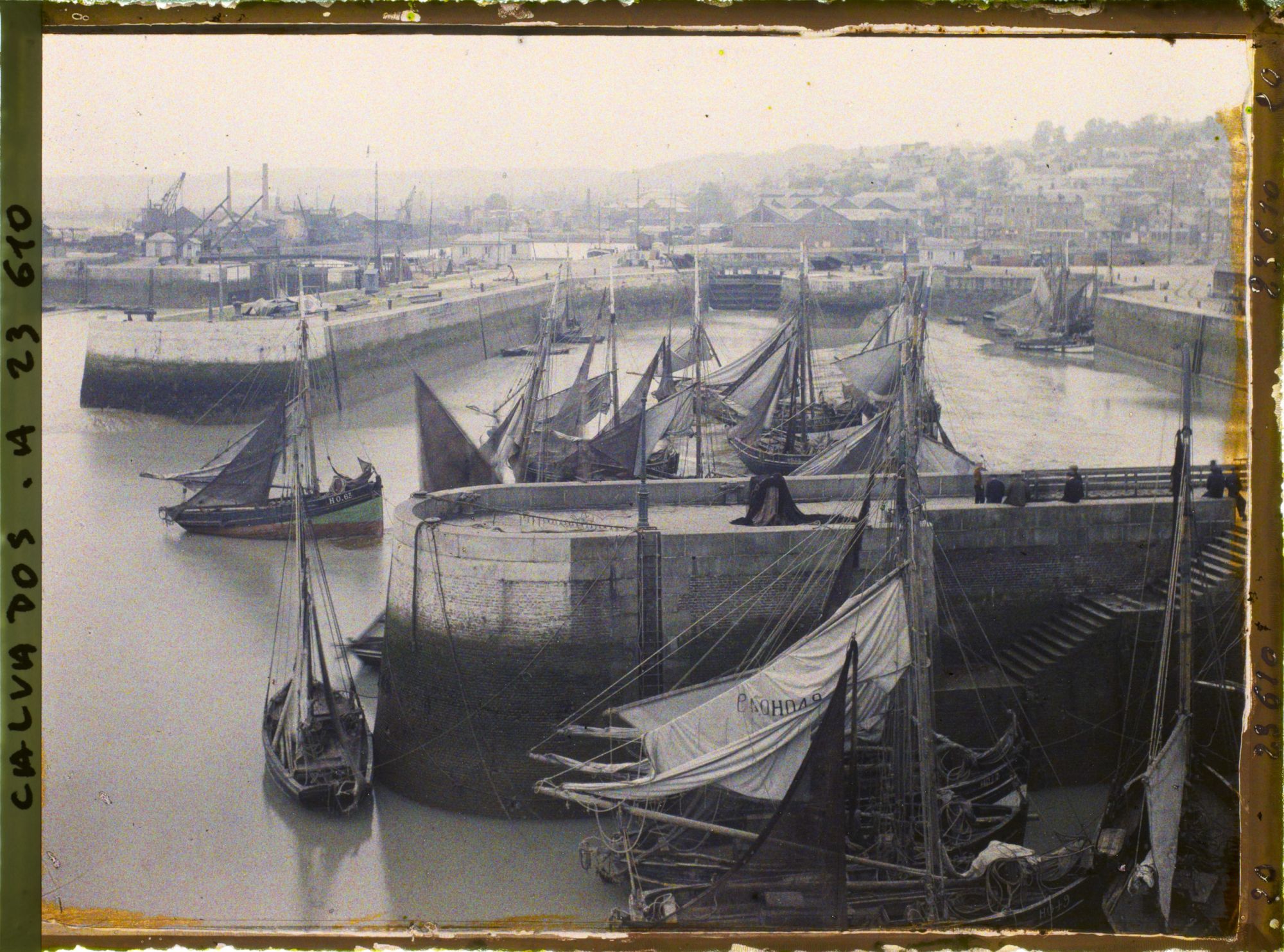 Image représentant Un coin du port, les bateaux de pêche