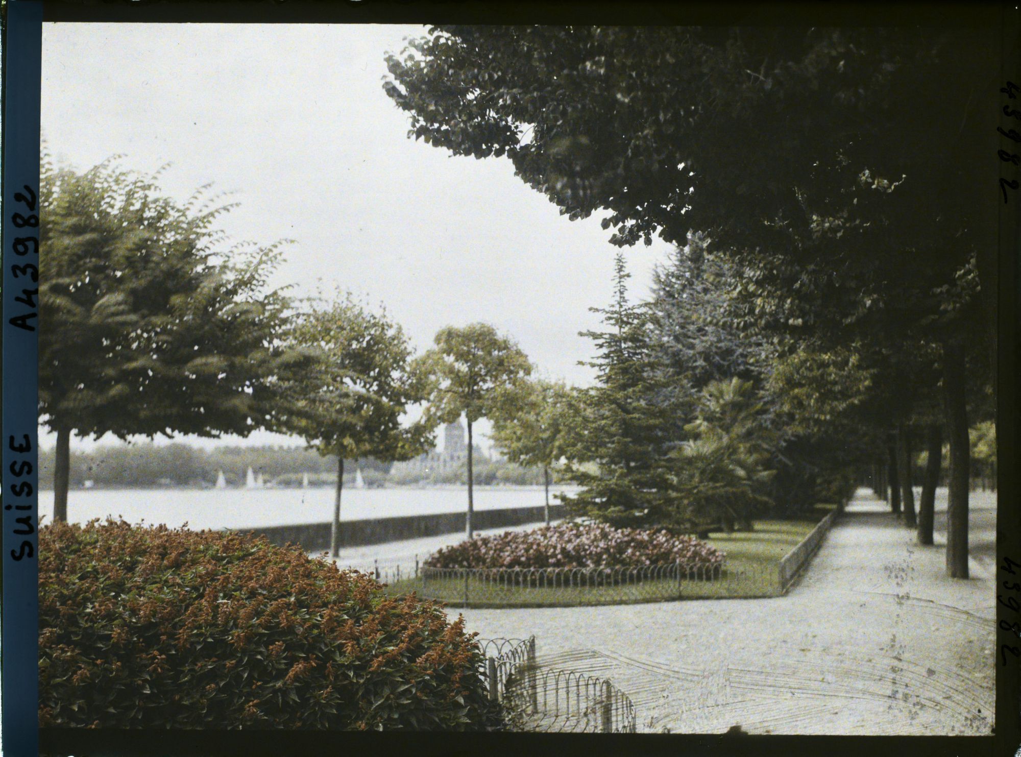 Image représentant Le château d'Ouchy et le Léman vus du quai de Belgique