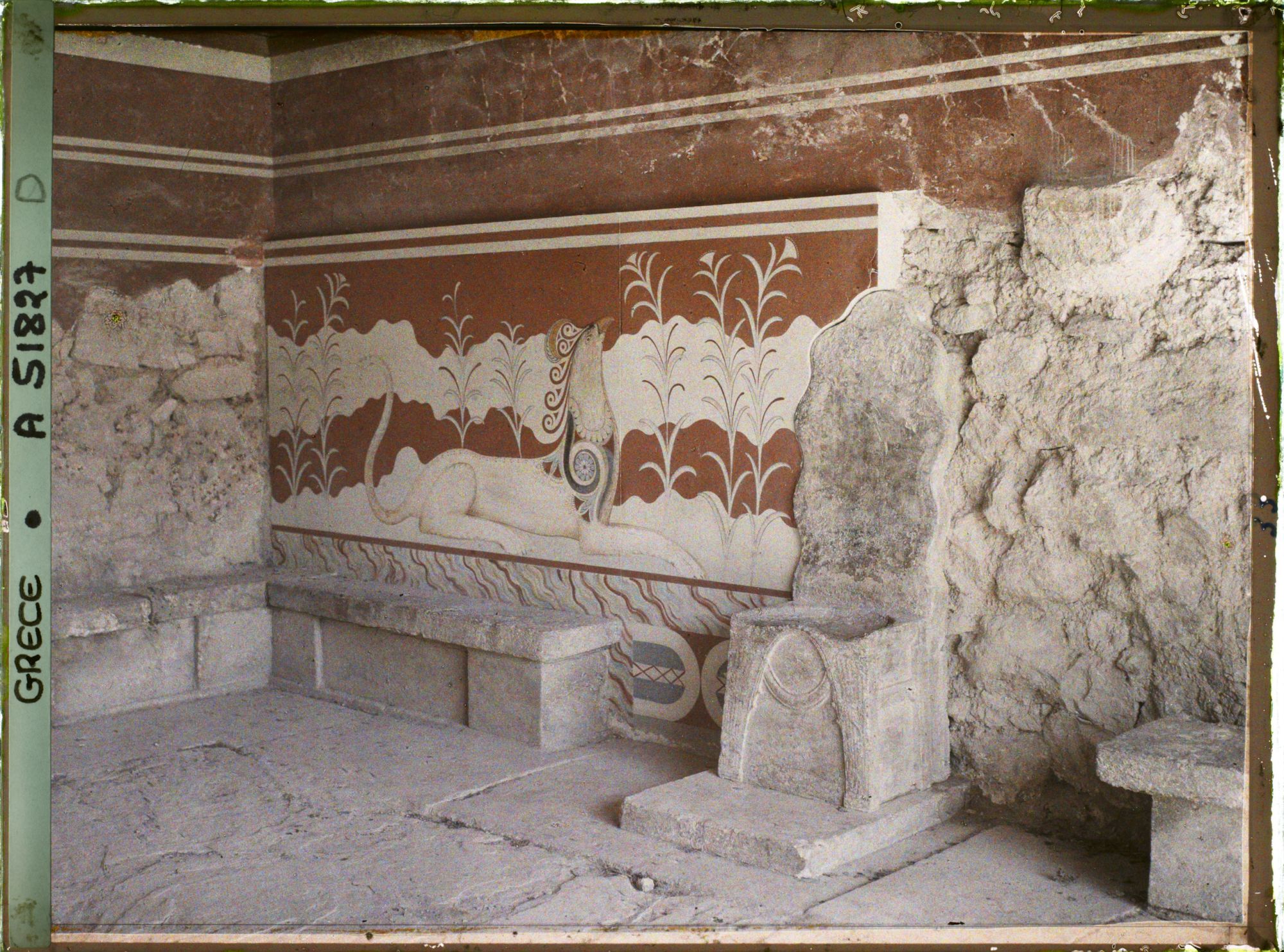 Image représentant Dans l'aile orientale du Palais, la salle du trône (siège d'albâtre et mûr orné d'un griffon)